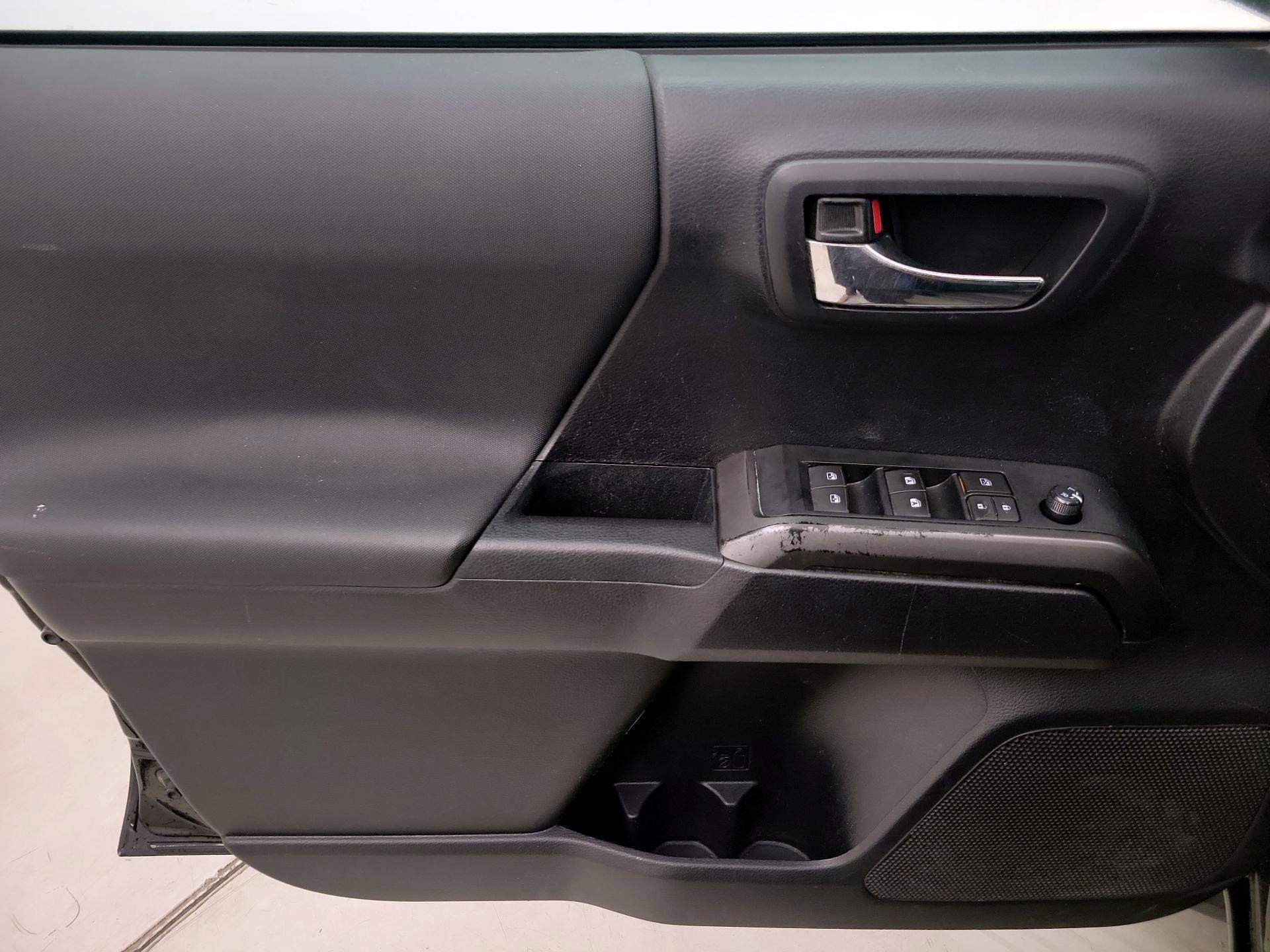 Thumbnail: 2020 Toyota Tacoma - 12