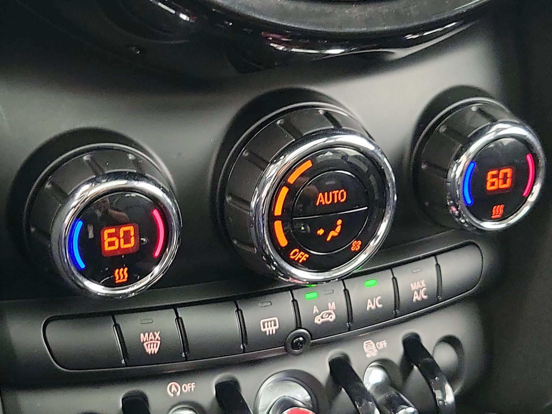 Thumbnail: 2015 MINI Cooper Hardtop - 15