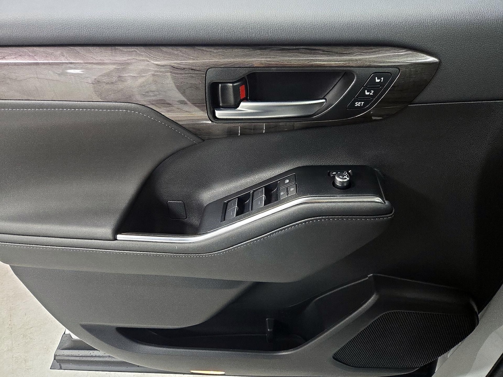 2026 Toyota Highlander Platinum - Photo 13