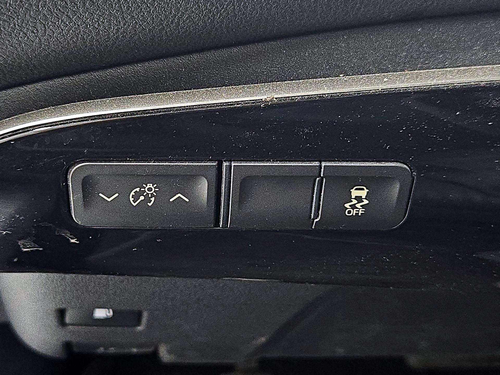Thumbnail: 2016 Toyota Prius - 13