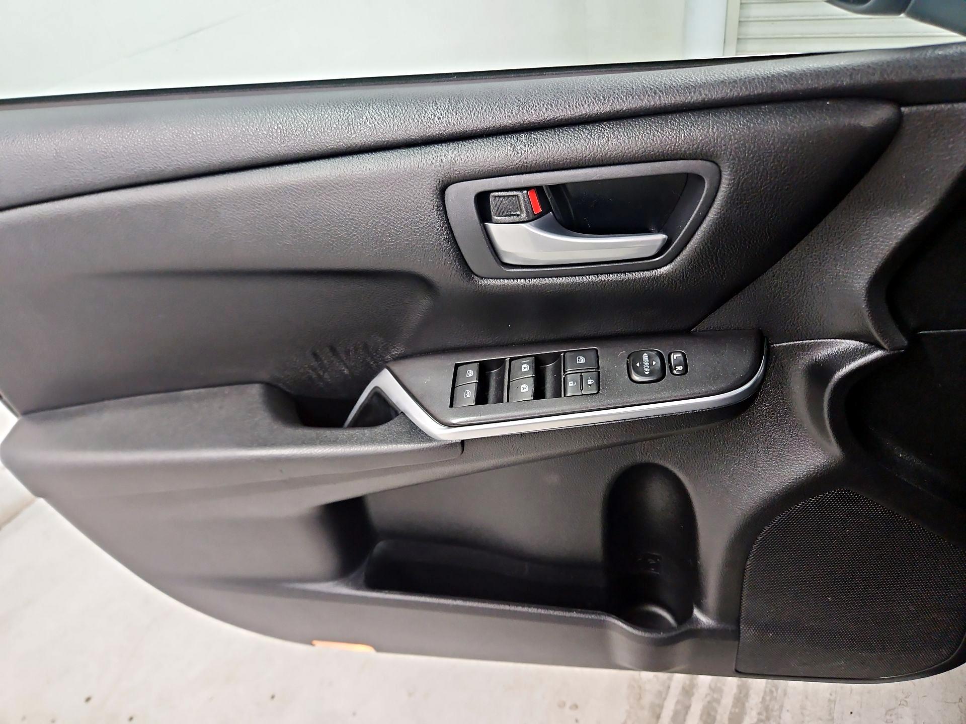 Thumbnail: 2016 Toyota Camry - 12