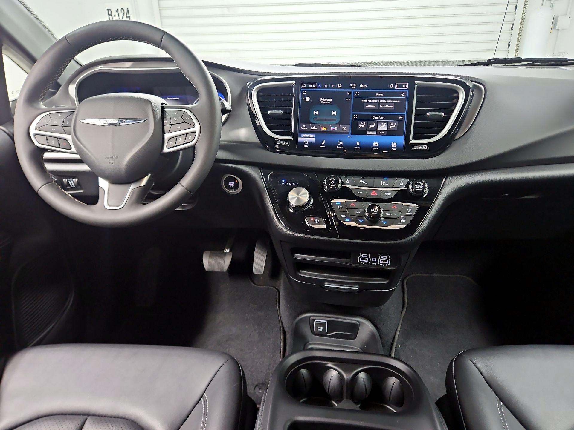 Thumbnail: 2025 Chrysler Pacifica - 9