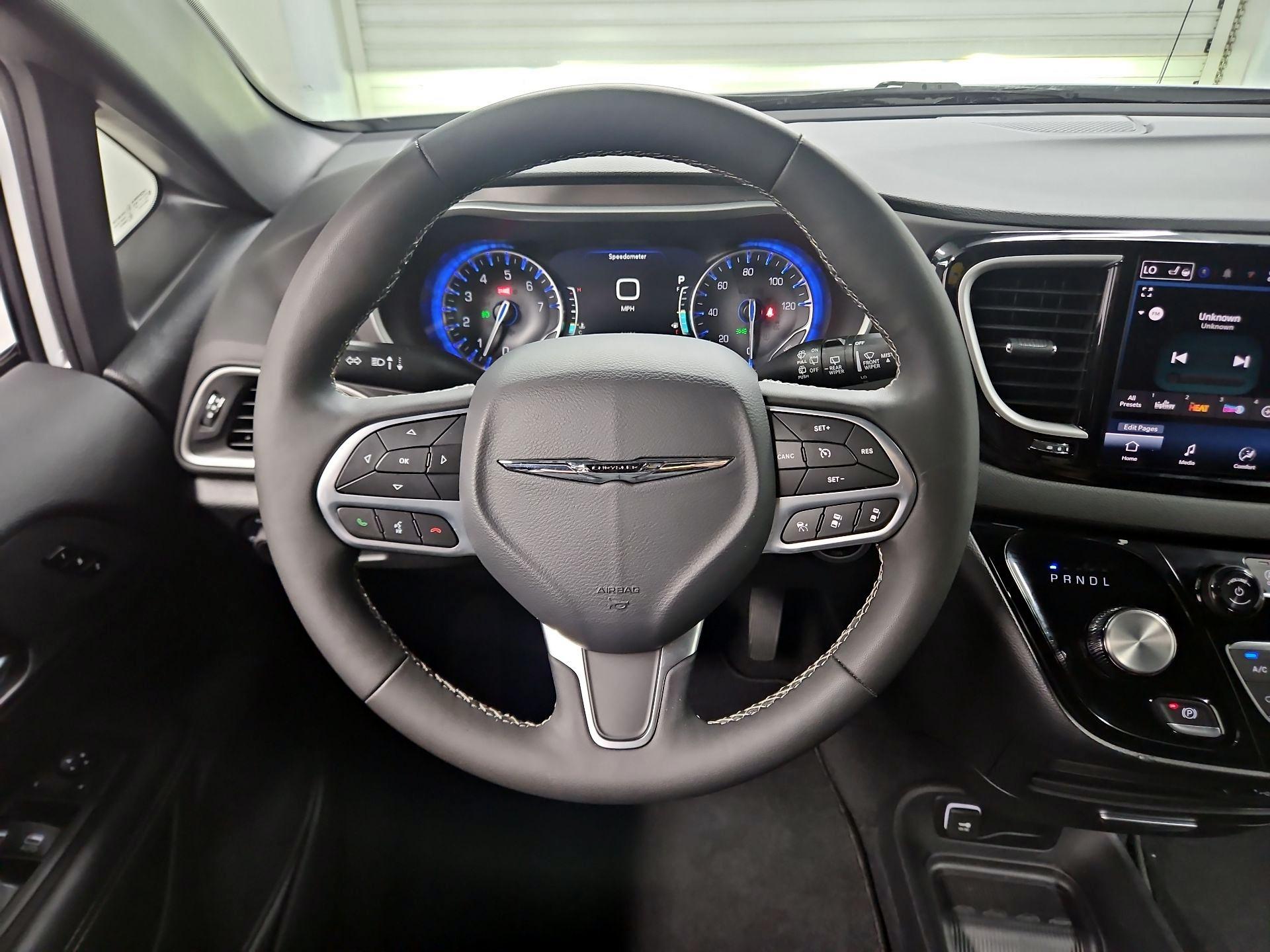 Thumbnail: 2025 Chrysler Pacifica - 10