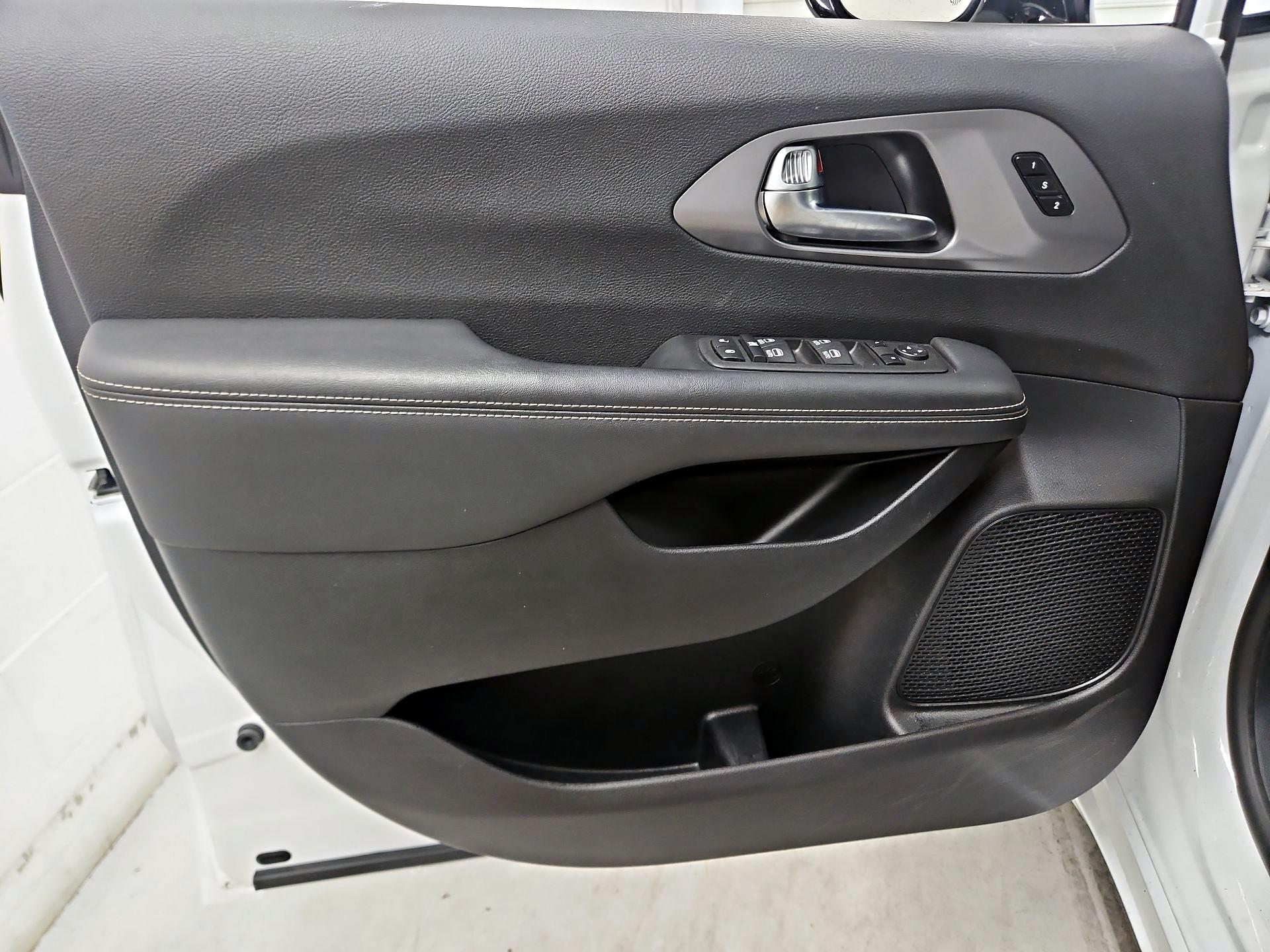 Thumbnail: 2025 Chrysler Pacifica - 12
