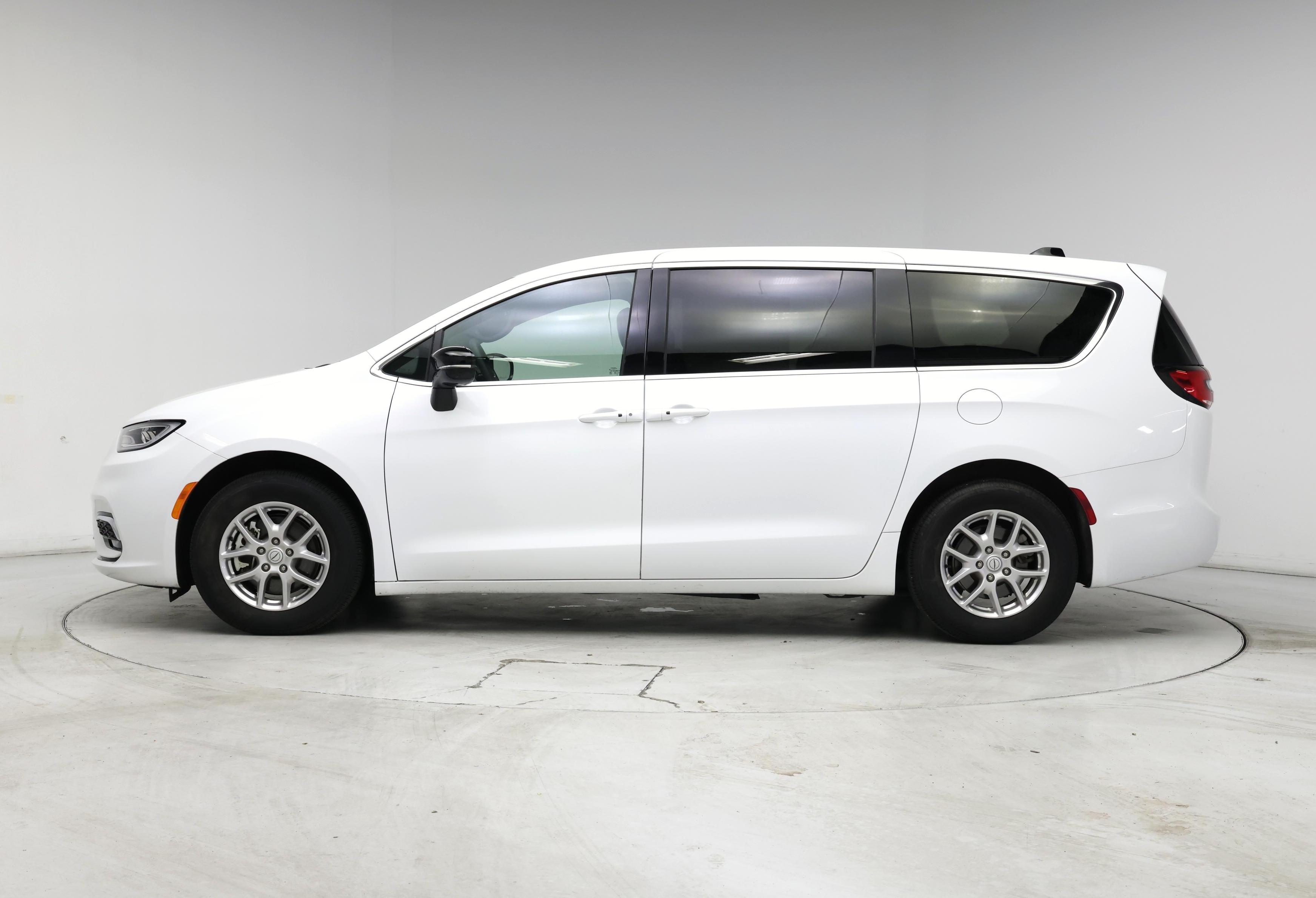 Thumbnail: 2025 Chrysler Pacifica - 3