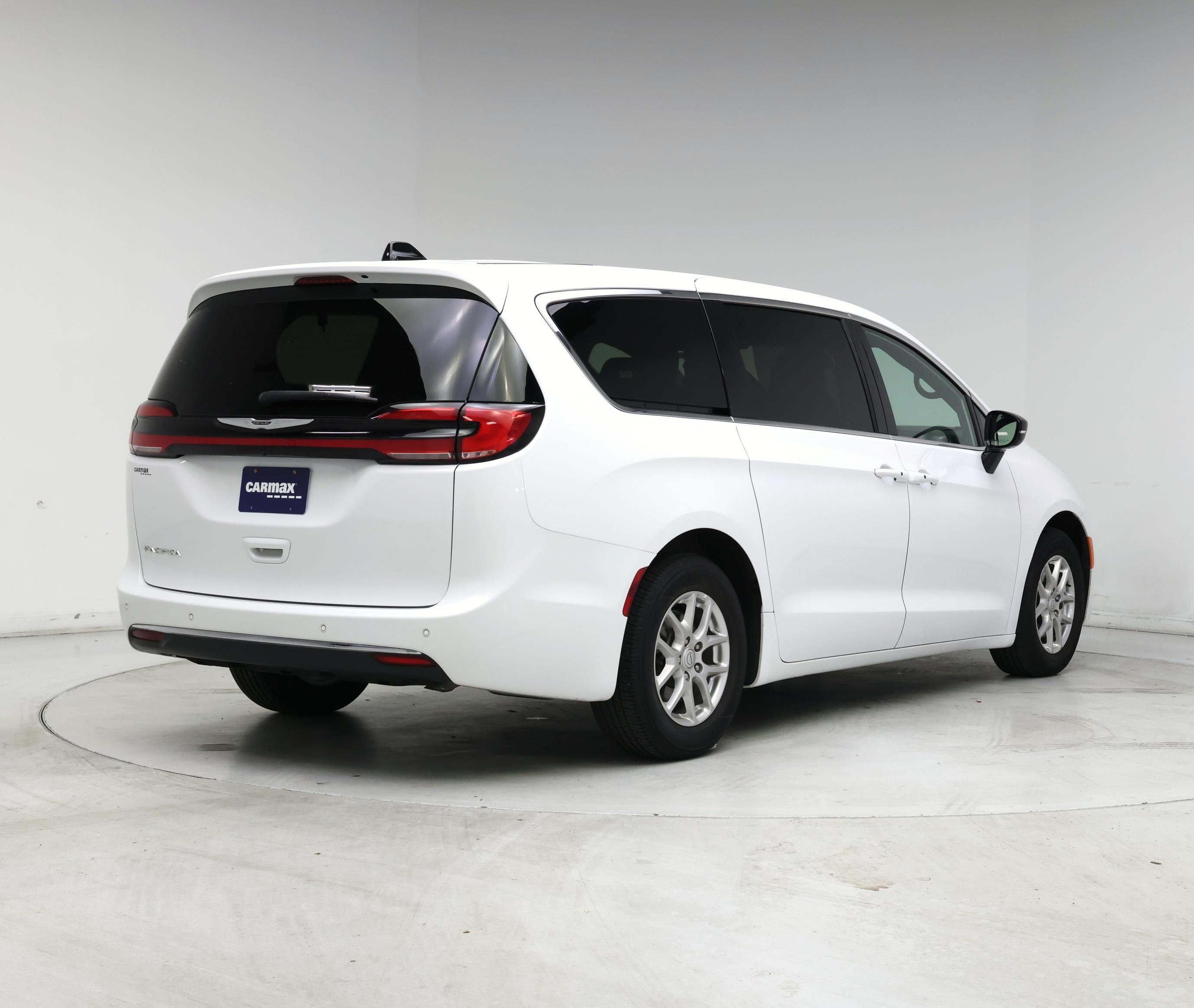 Thumbnail: 2025 Chrysler Pacifica - 8
