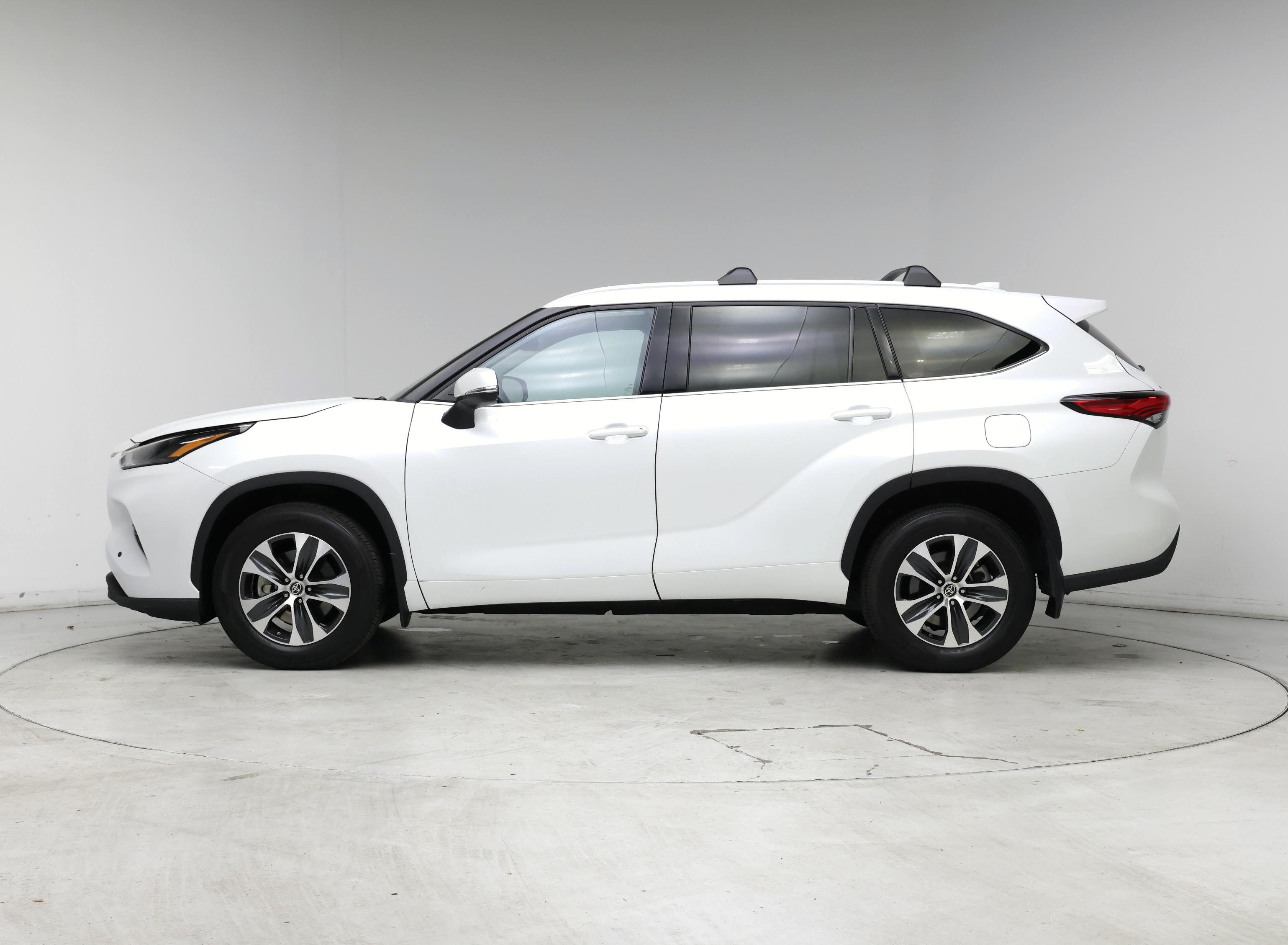 Thumbnail: 2022 Toyota Highlander - 3