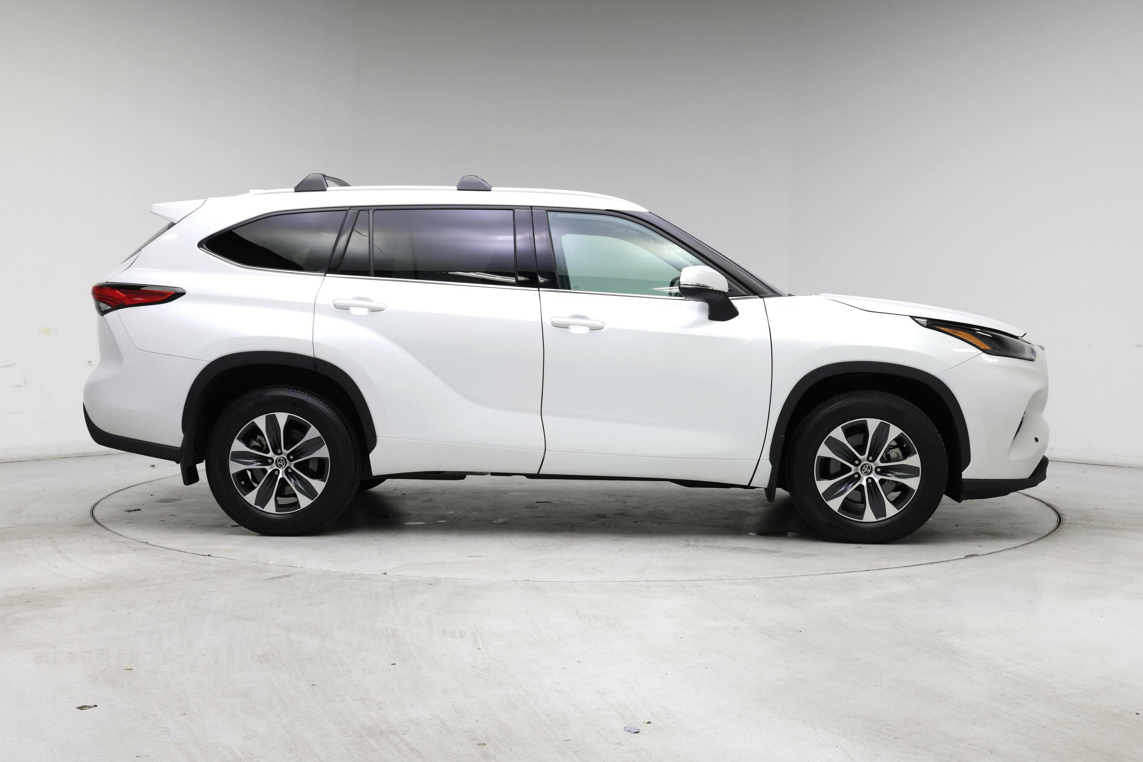 Thumbnail: 2022 Toyota Highlander - 7