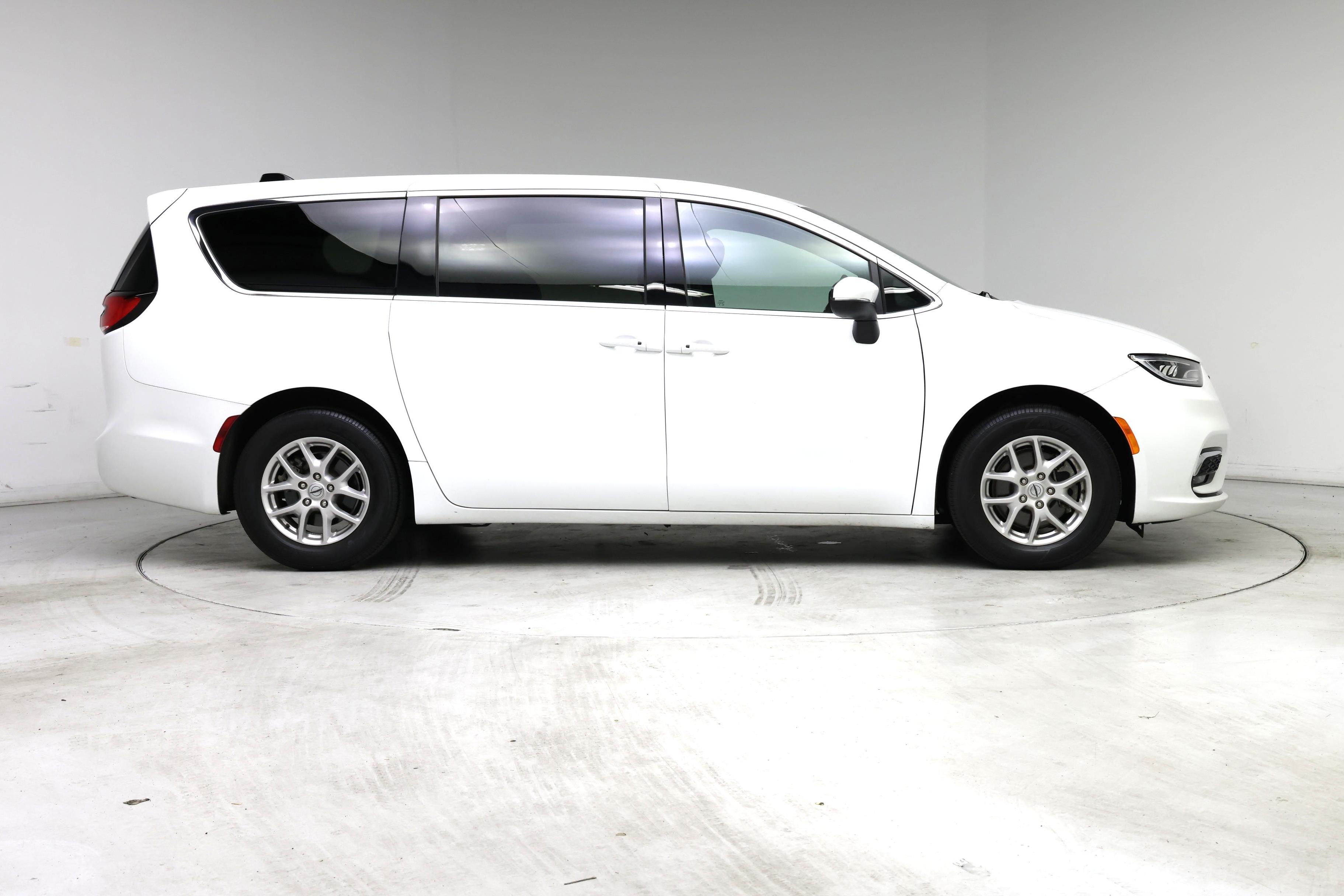 Thumbnail: 2023 Chrysler Pacifica - 7