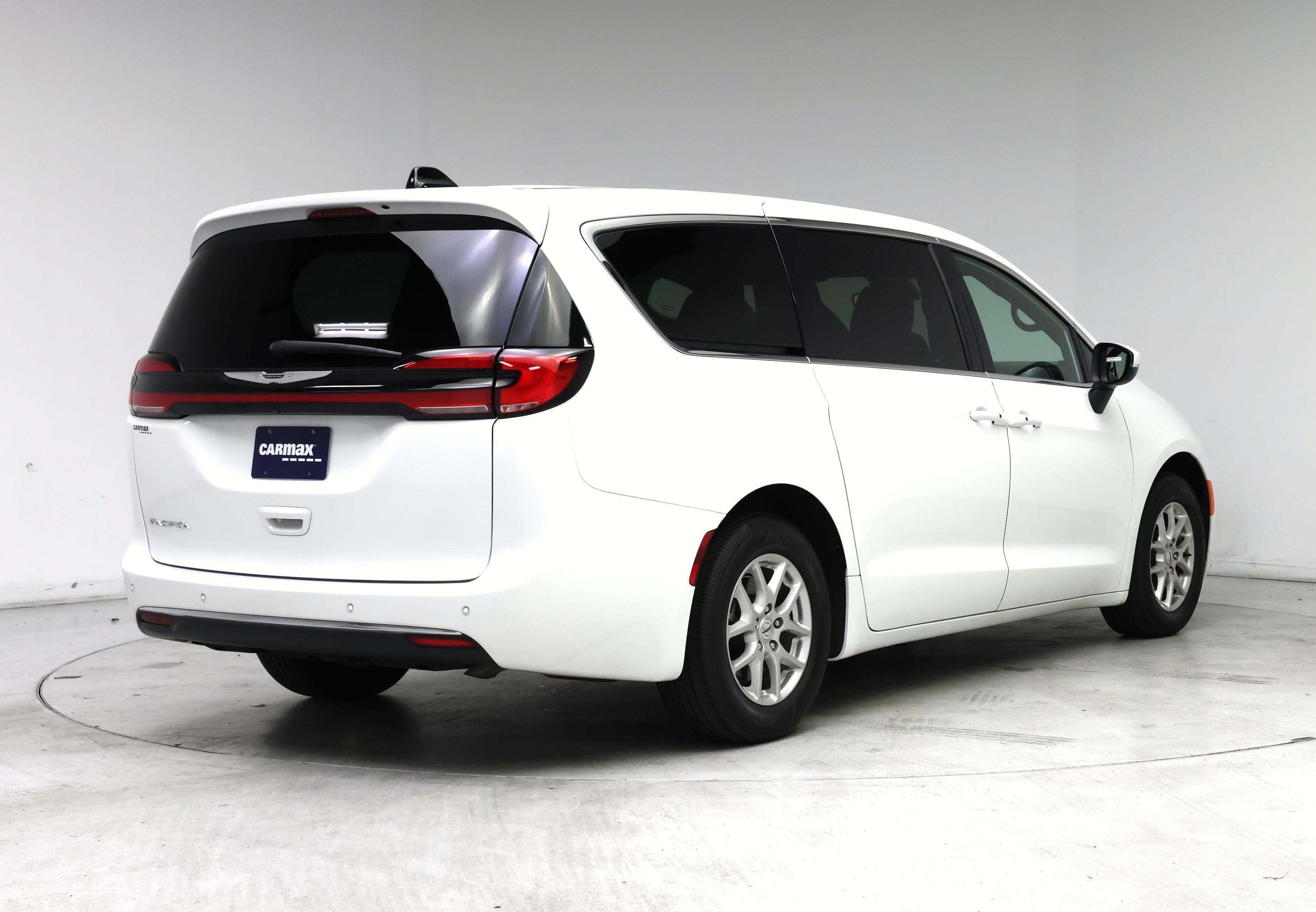 Thumbnail: 2023 Chrysler Pacifica - 8