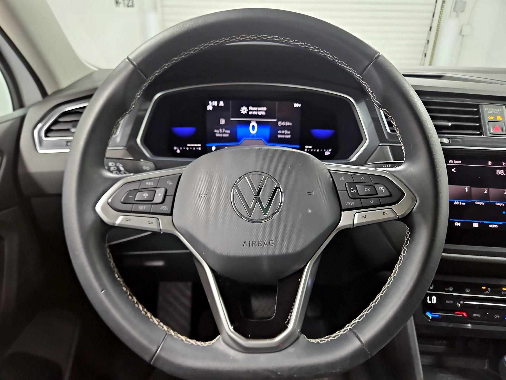 Thumbnail: 2022 Volkswagen Tiguan - 10