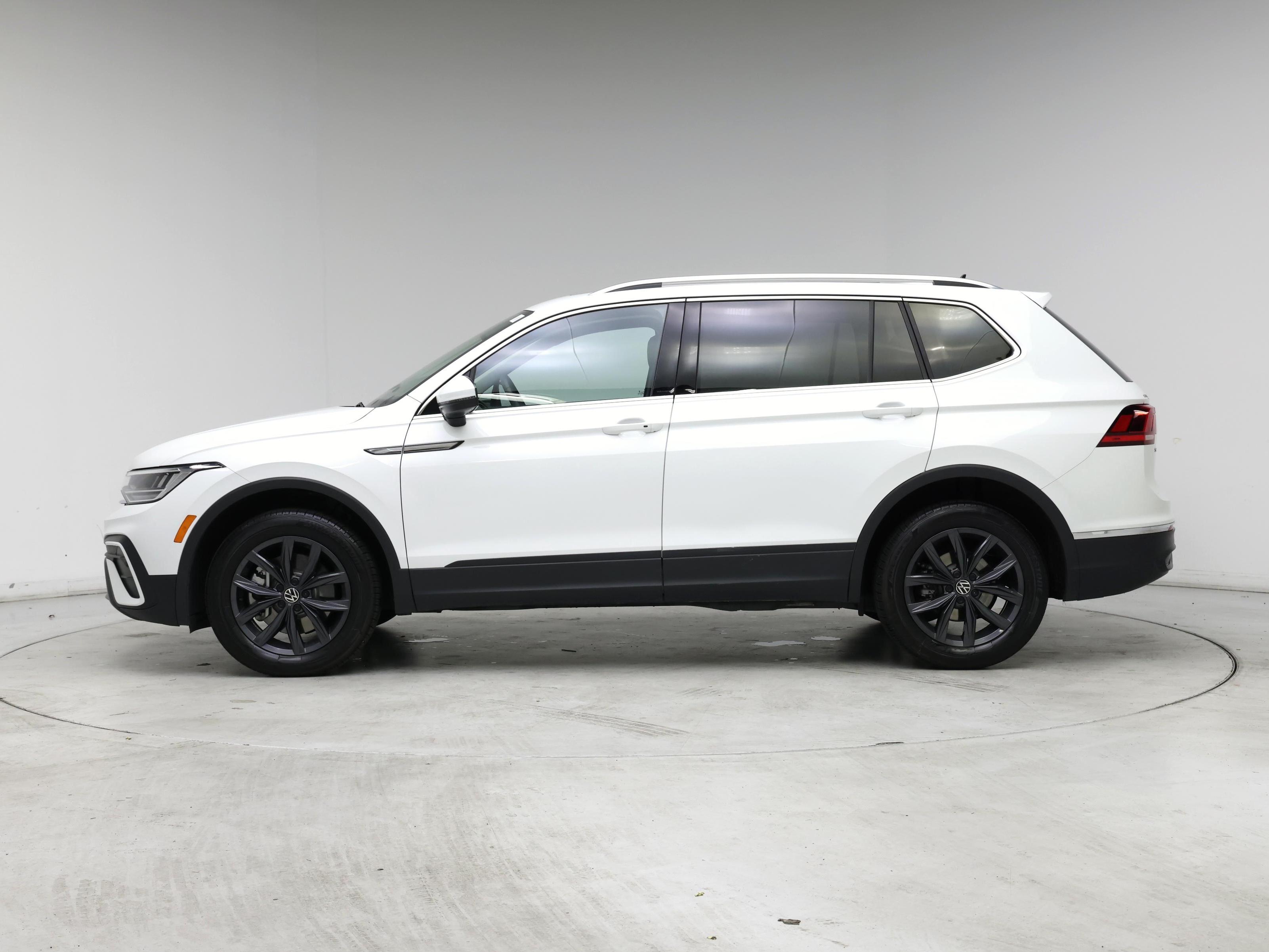 Thumbnail: 2022 Volkswagen Tiguan - 3