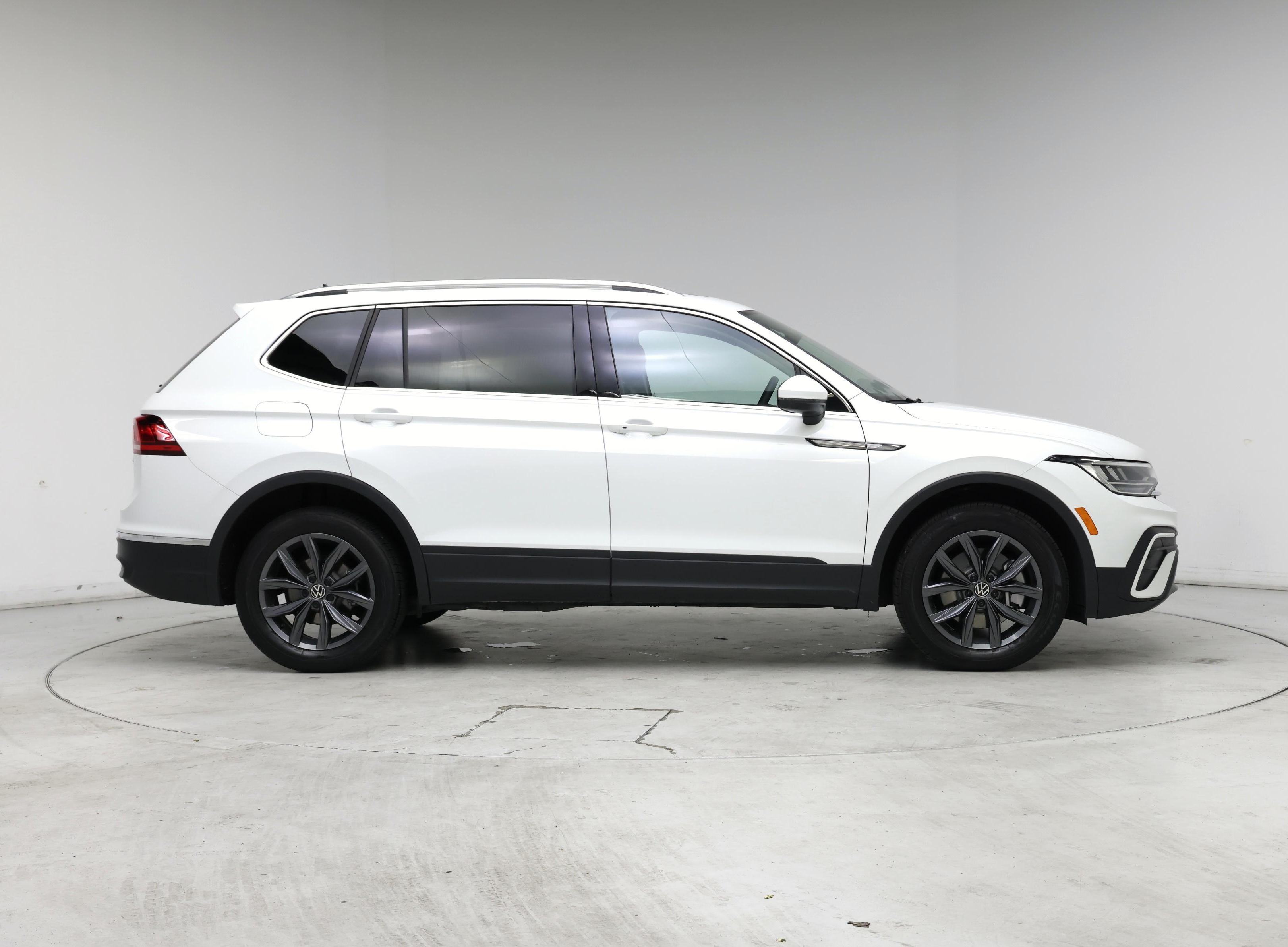 Thumbnail: 2022 Volkswagen Tiguan - 7