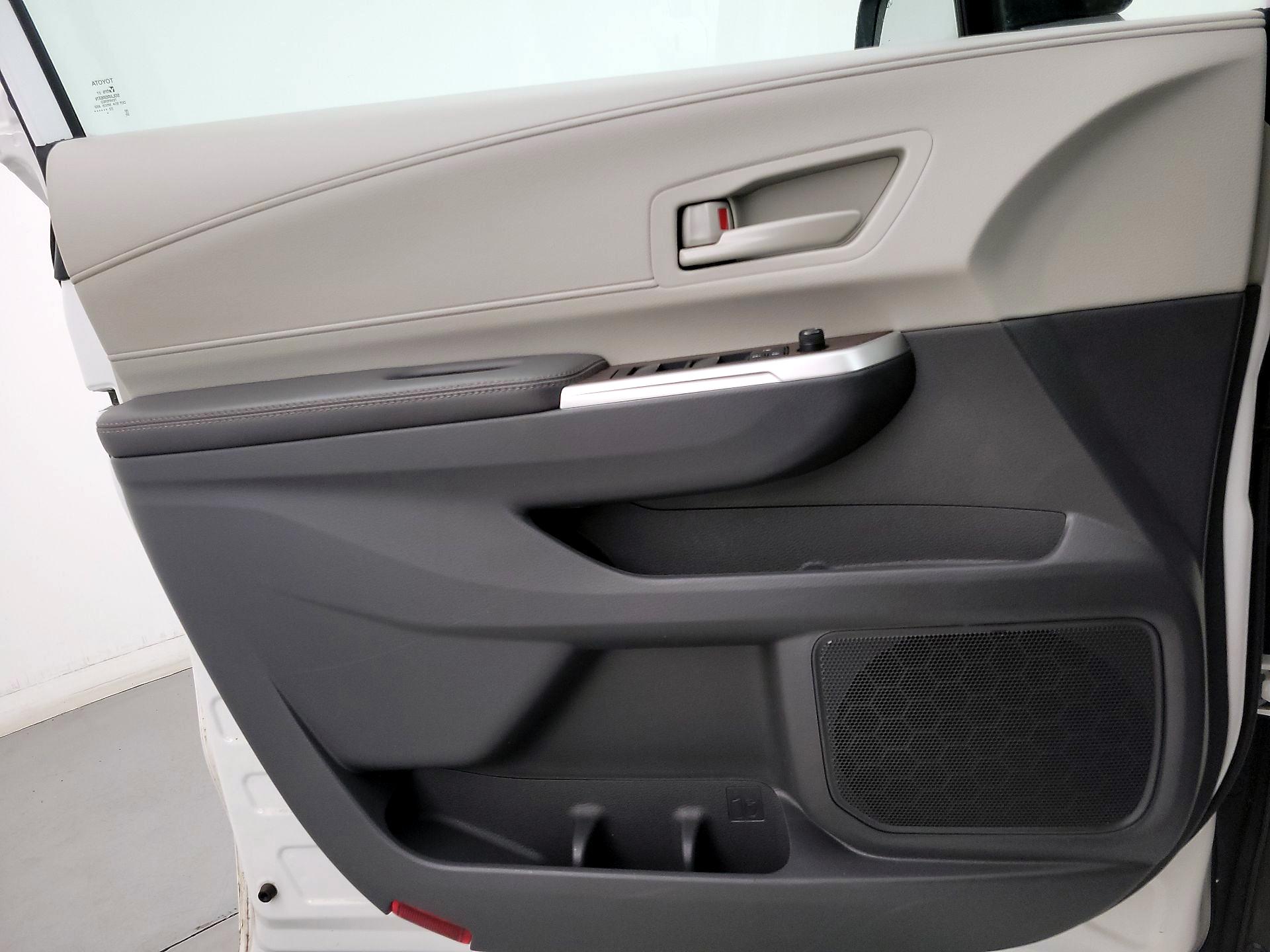 Thumbnail: 2023 Toyota Sienna - 12