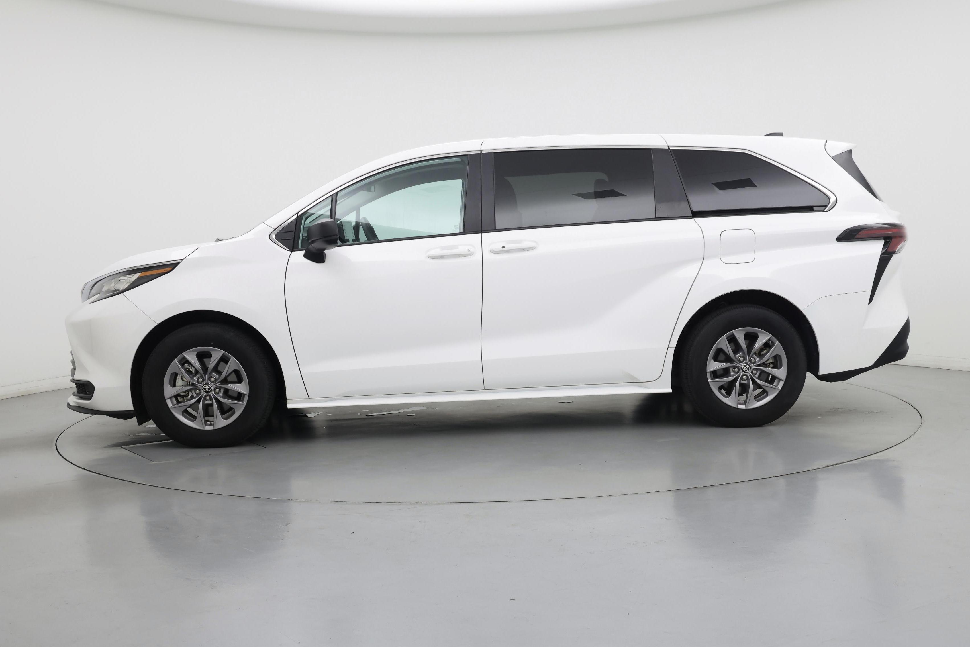 Thumbnail: 2023 Toyota Sienna - 3