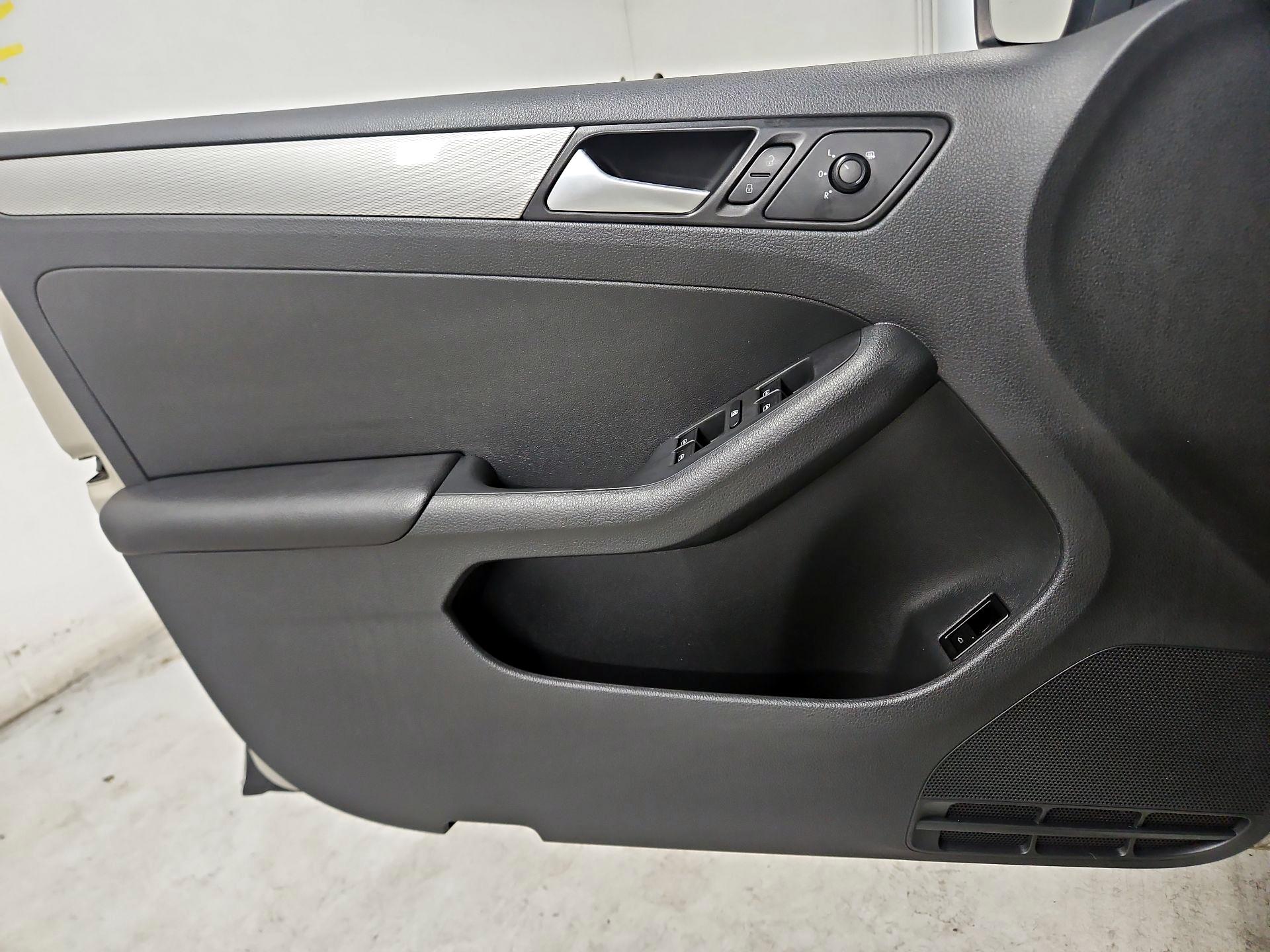 Thumbnail: 2016 Volkswagen Jetta - 12