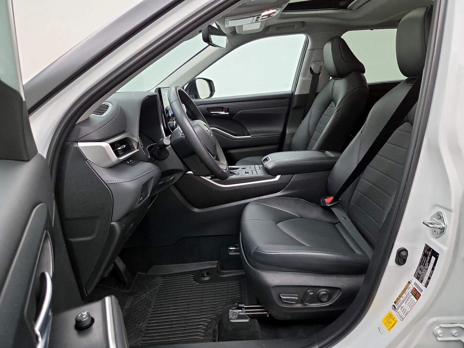 2022 Toyota Highlander XLE - Photo 12