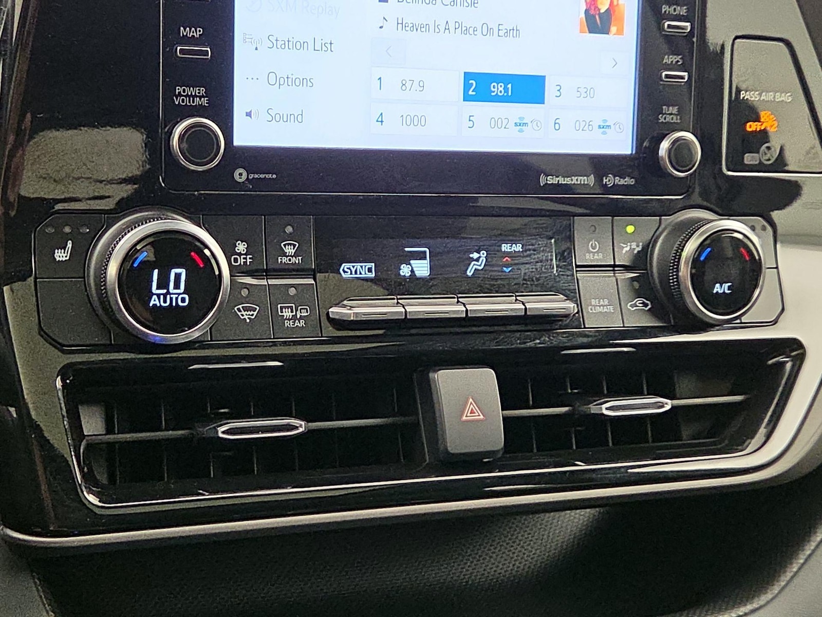 2022 Toyota Highlander XLE - Photo 18