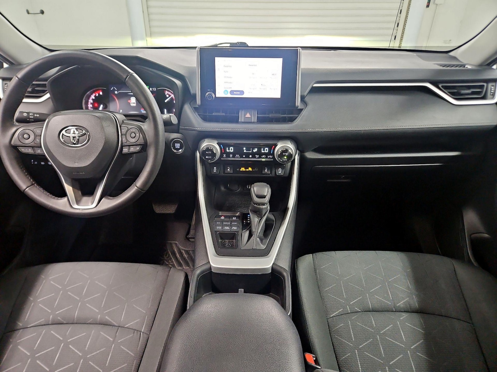 2024 Toyota RAV4 XLE - Photo 10