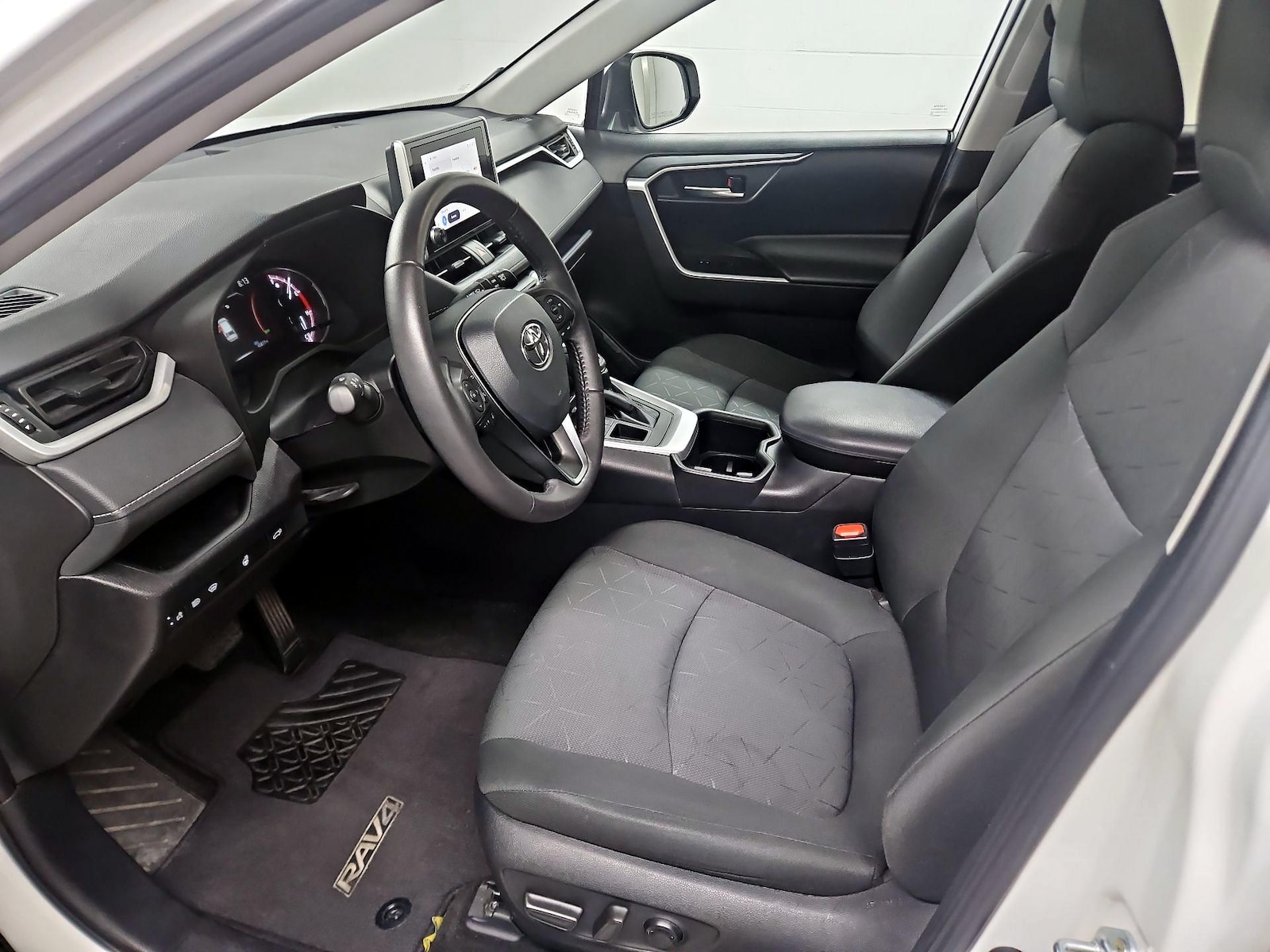 2024 Toyota RAV4 XLE - Photo 12