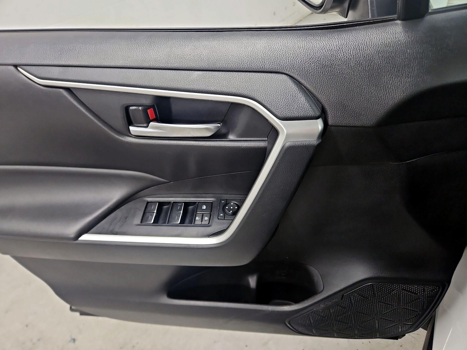2024 Toyota RAV4 XLE - Photo 13