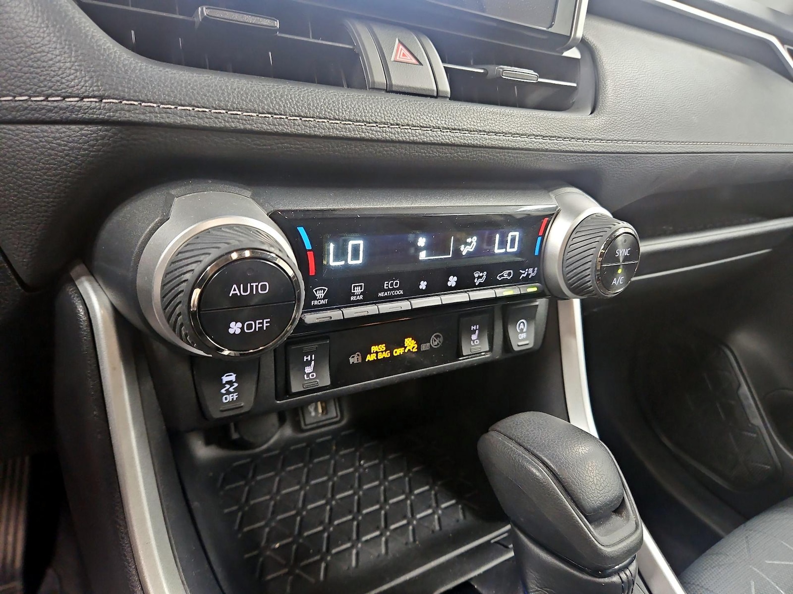 2024 Toyota RAV4 XLE - Photo 17