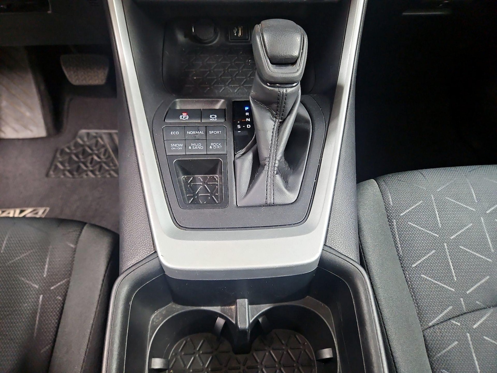 2024 Toyota RAV4 XLE - Photo 18