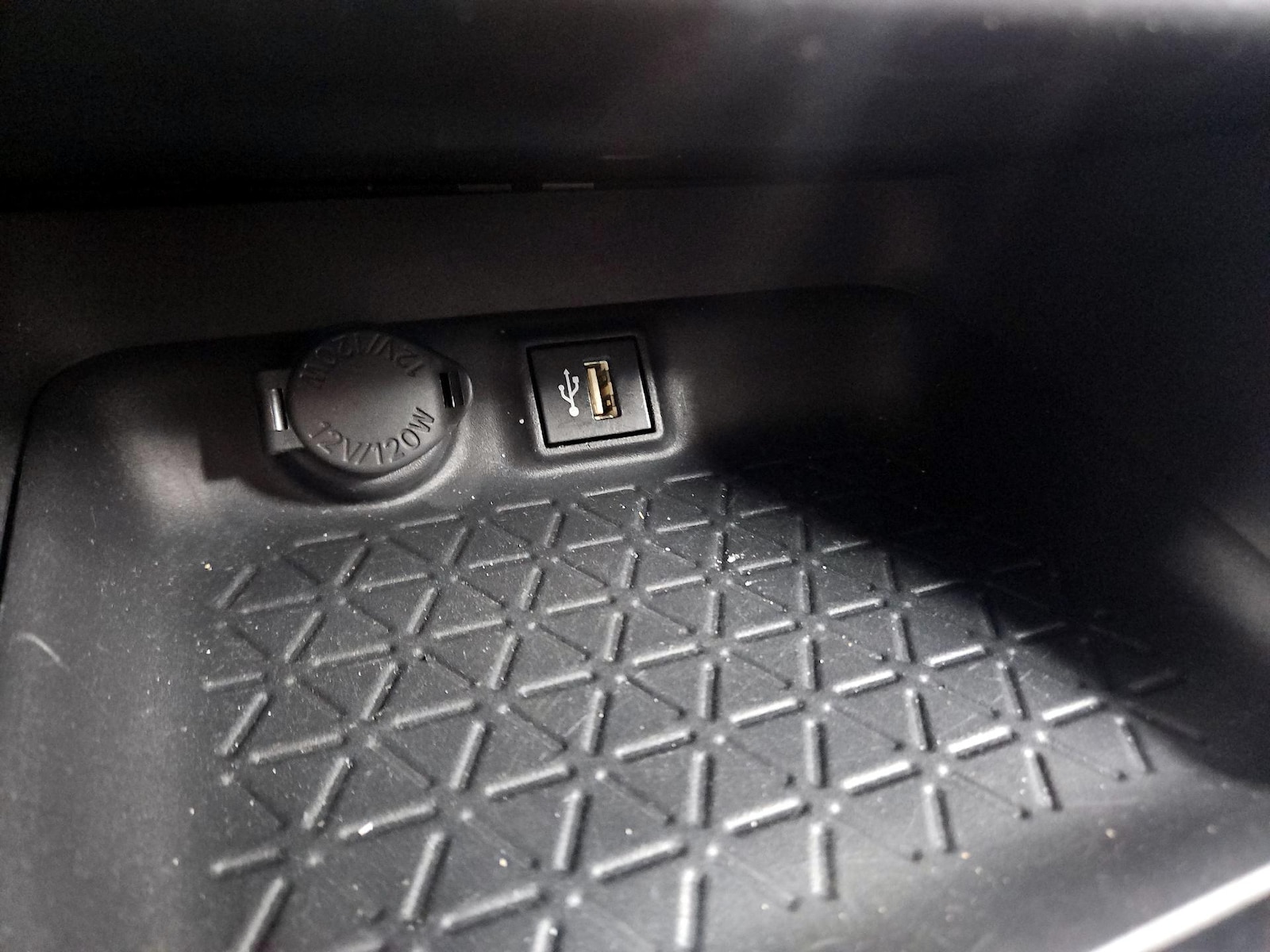 2024 Toyota RAV4 XLE - Photo 19