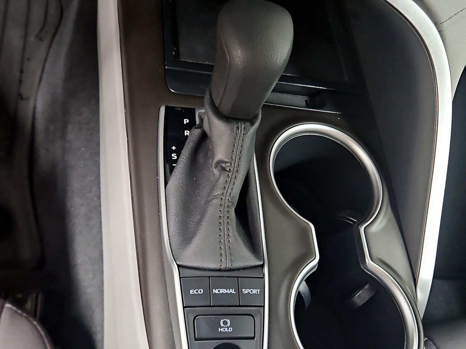 2022 Toyota Camry LE - Photo 18
