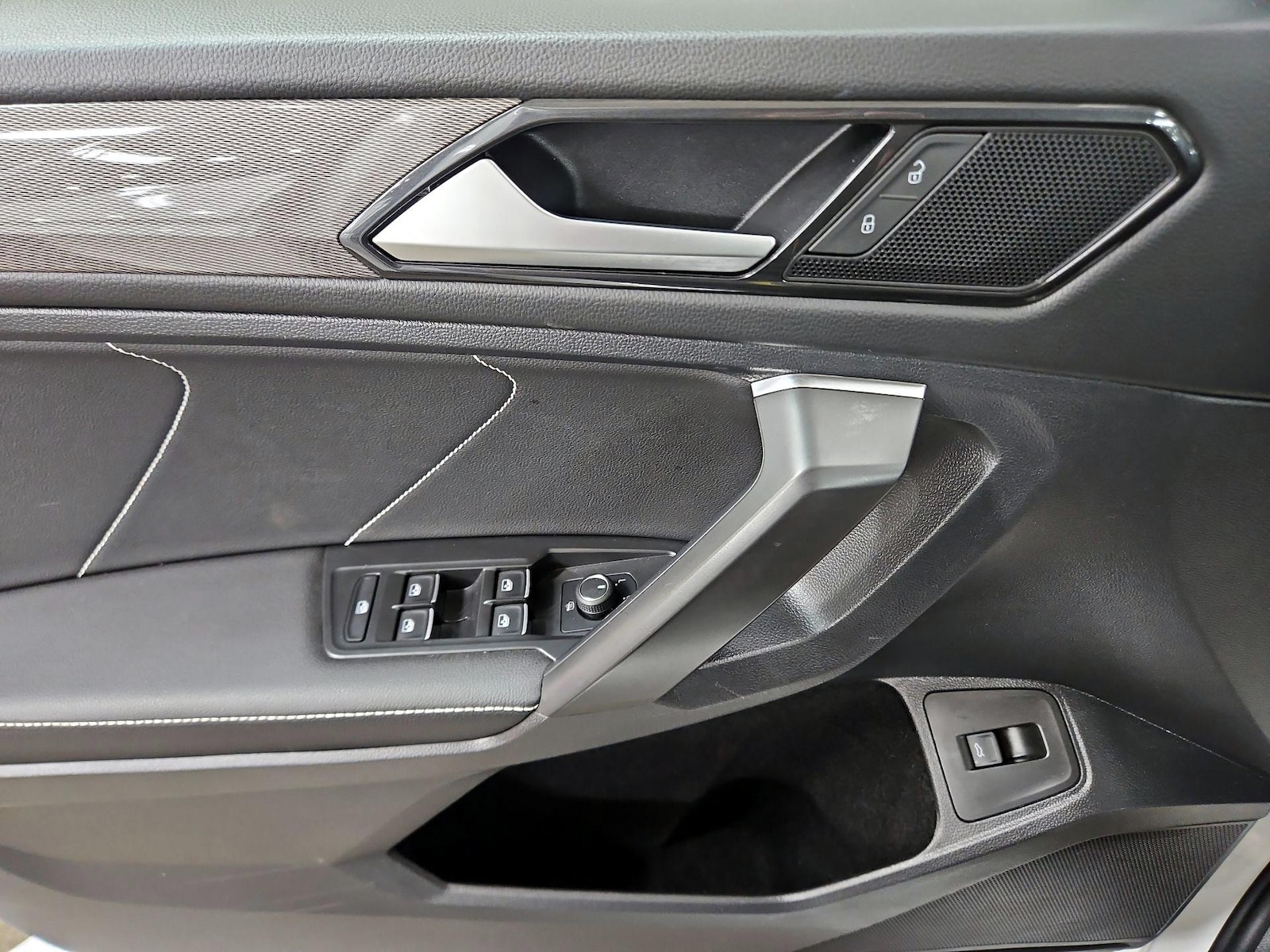 2022 Volkswagen Tiguan SE - Photo 13