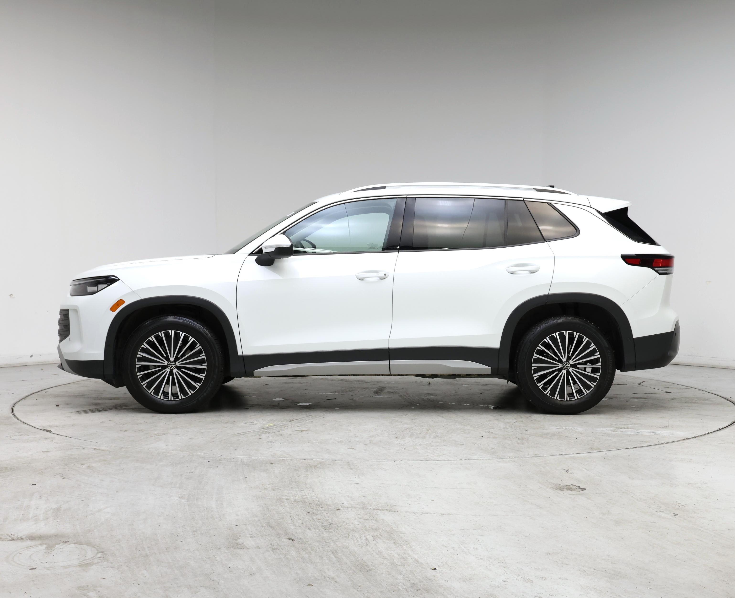 Thumbnail: 2025 Volkswagen Tiguan - 3