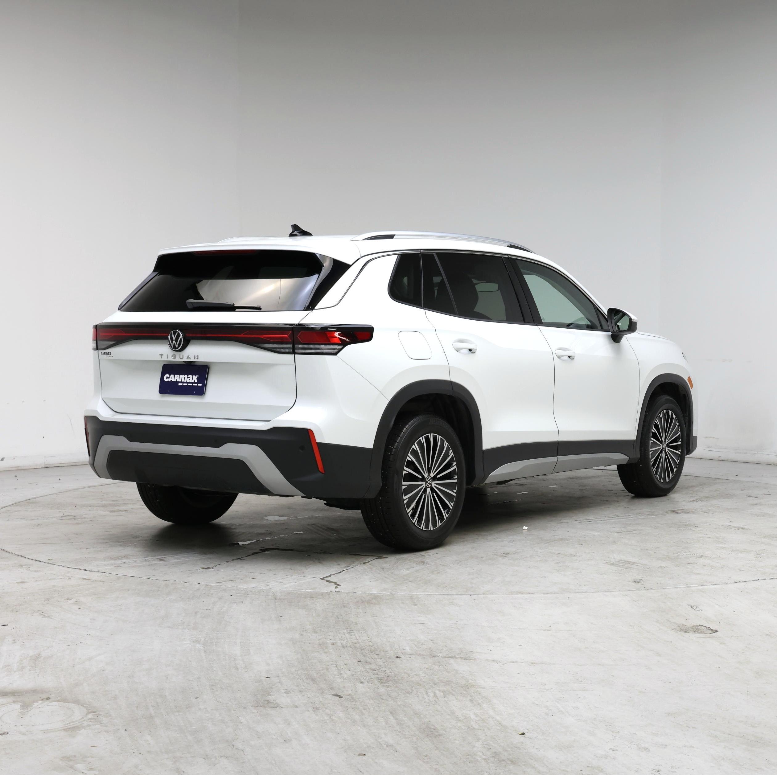 Thumbnail: 2025 Volkswagen Tiguan - 8