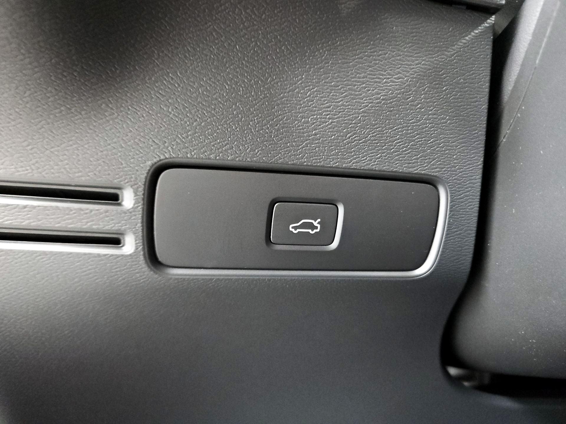 Thumbnail: 2023 Volvo C40 - 13