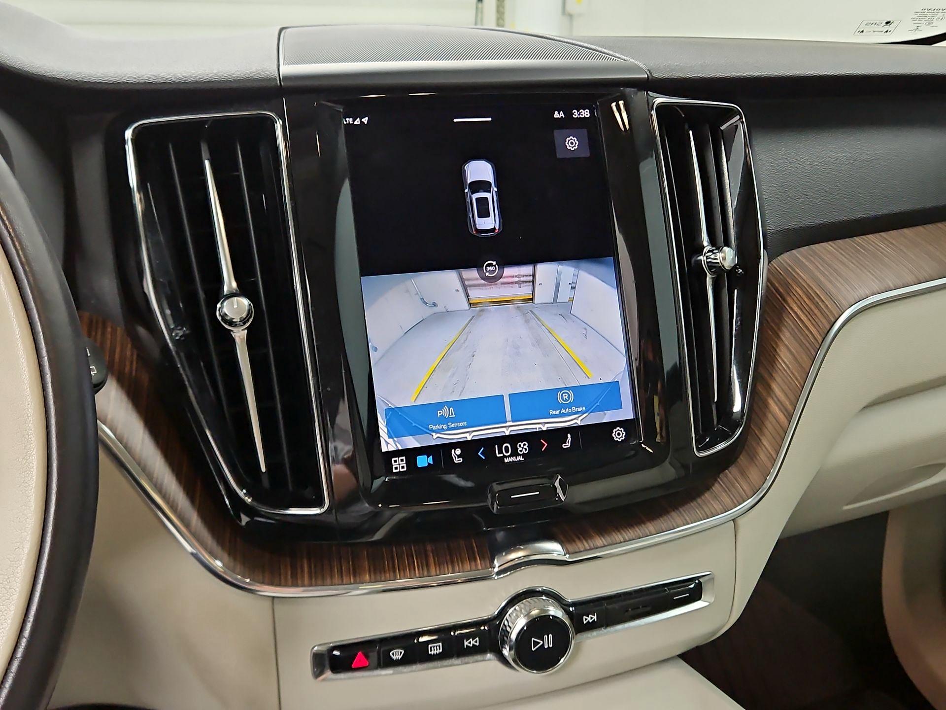 Thumbnail: 2022 Volvo XC60 - 14