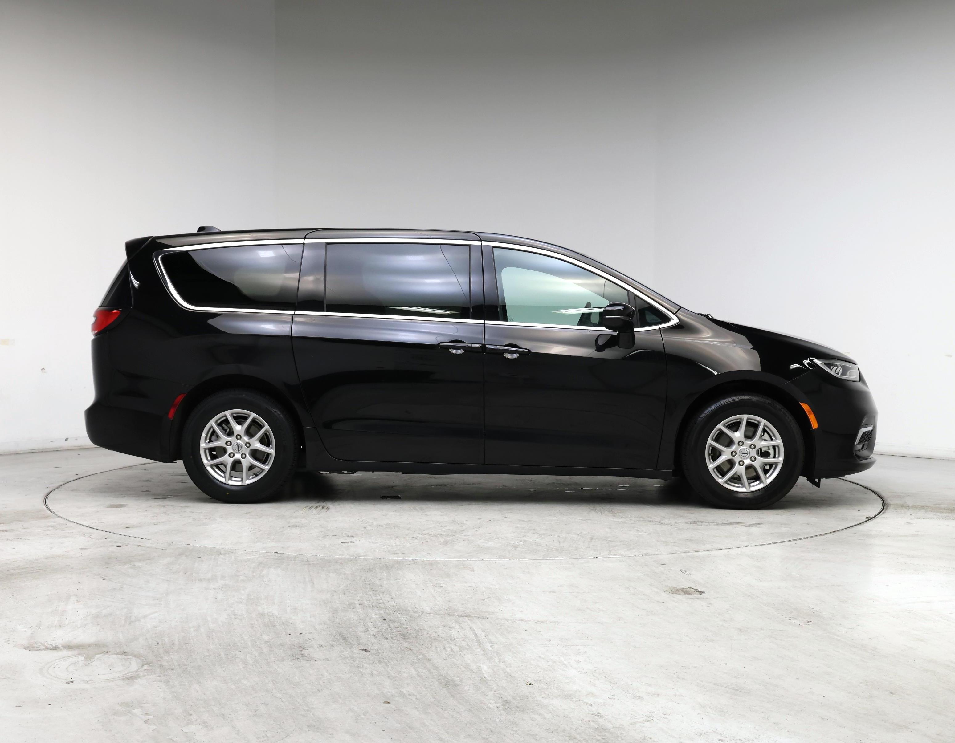 Thumbnail: 2025 Chrysler Pacifica - 7