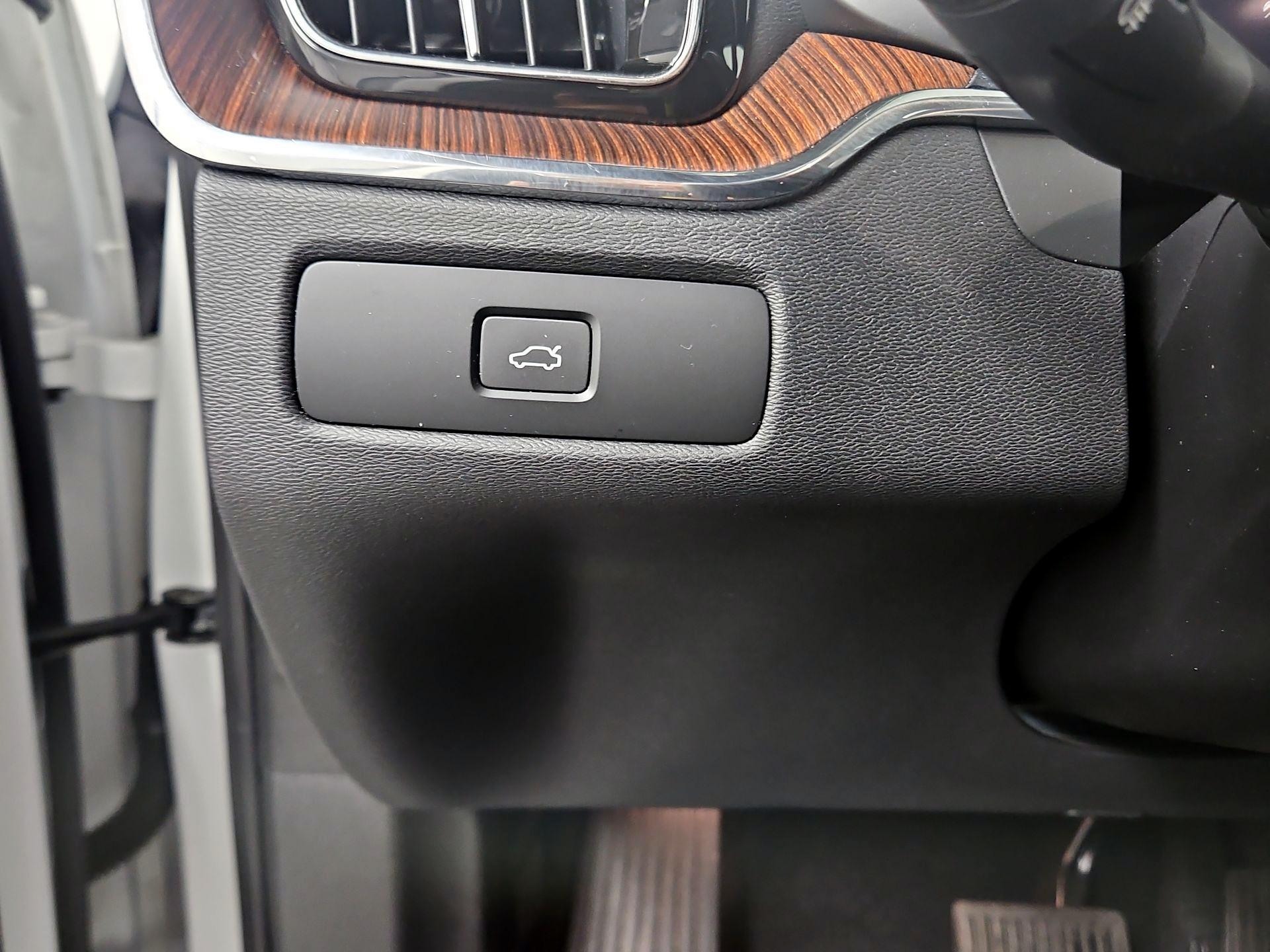 Thumbnail: 2023 Volvo XC60 - 13