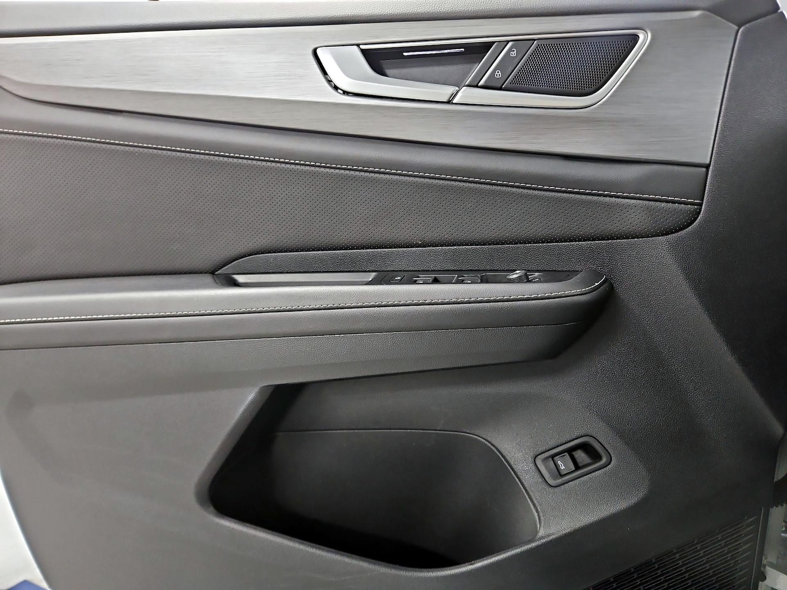 2025 Volkswagen Atlas Cross Sport SE w/Tech - Photo 13