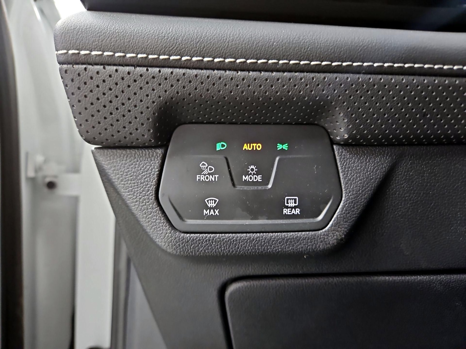 2025 Volkswagen Atlas Cross Sport SE w/Tech - Photo 14