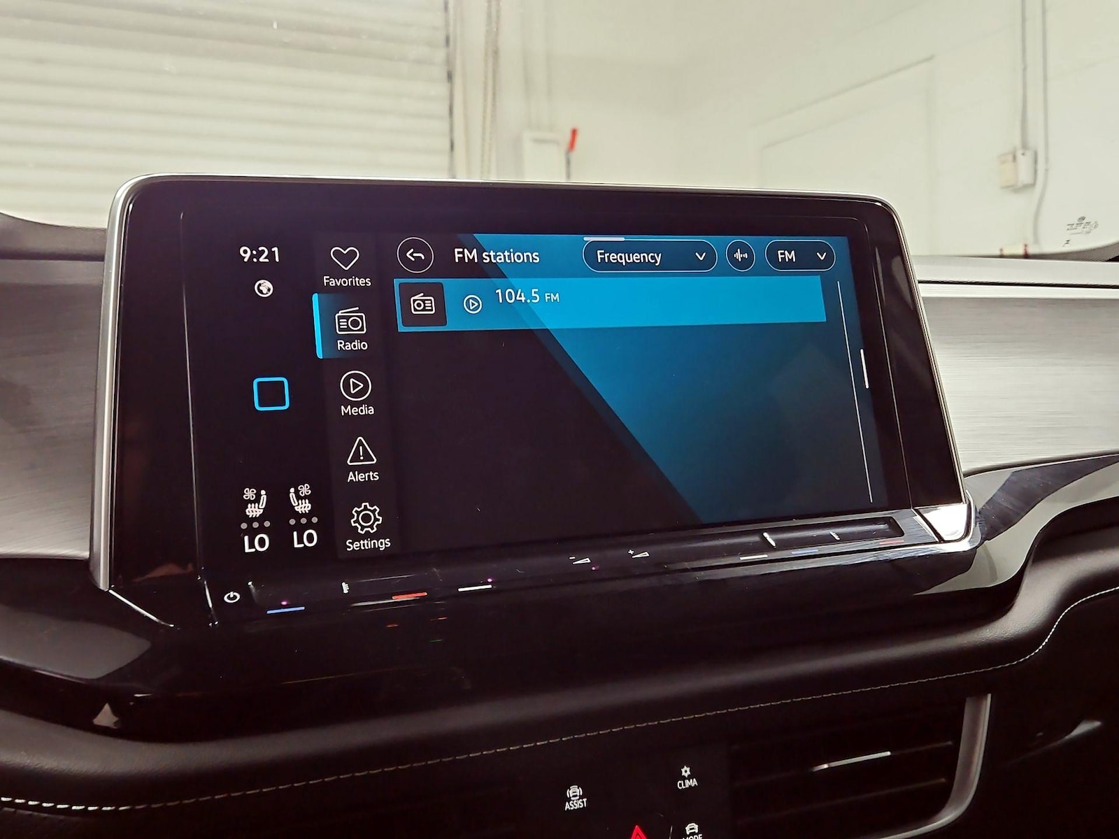 2025 Volkswagen Atlas Cross Sport SE w/Tech - Photo 16