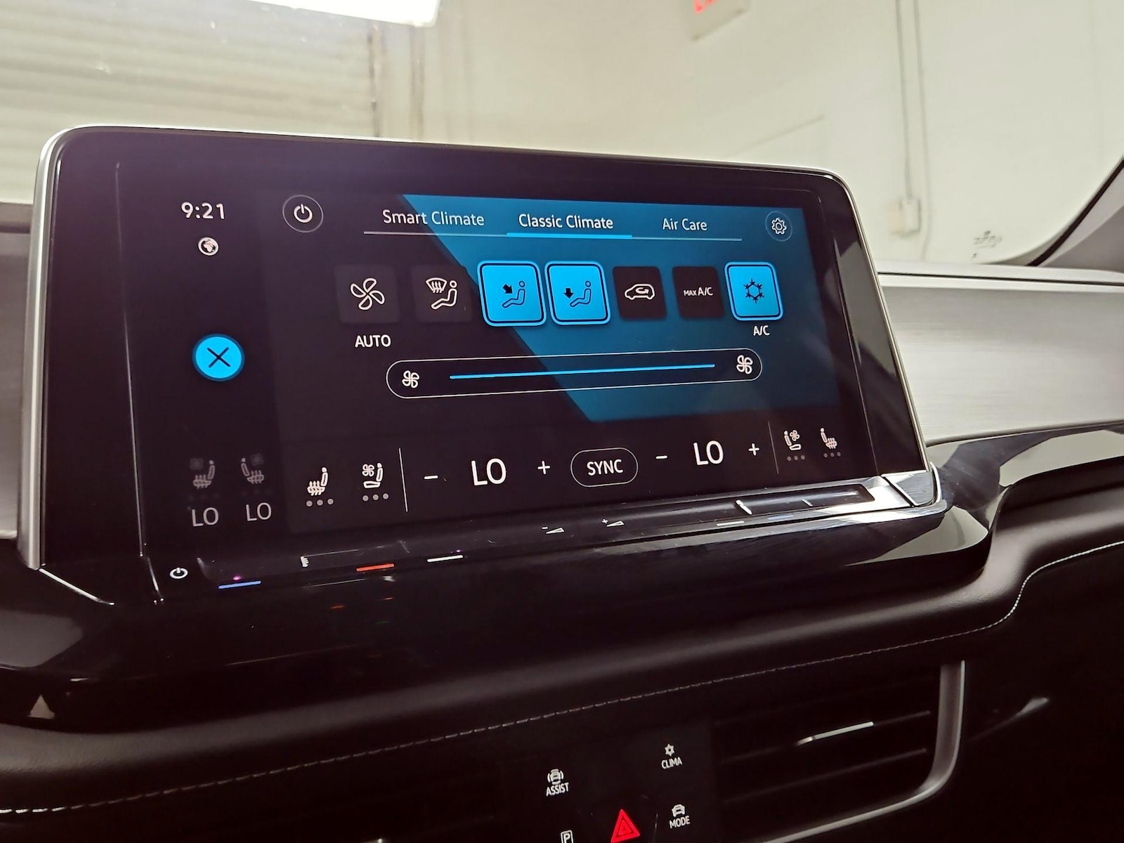 2025 Volkswagen Atlas Cross Sport SE w/Tech - Photo 17