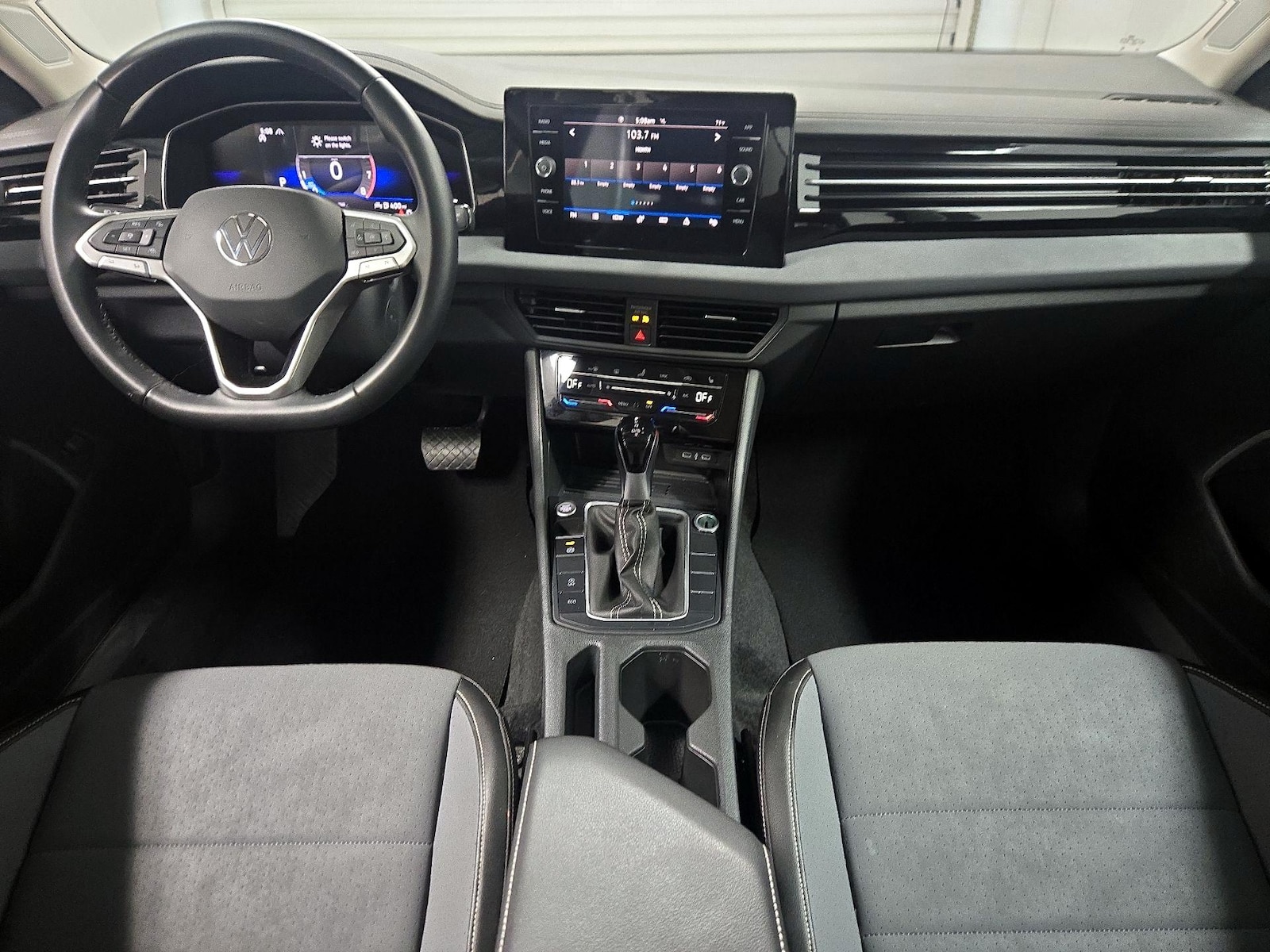 2025 Volkswagen Jetta SE - Photo 10