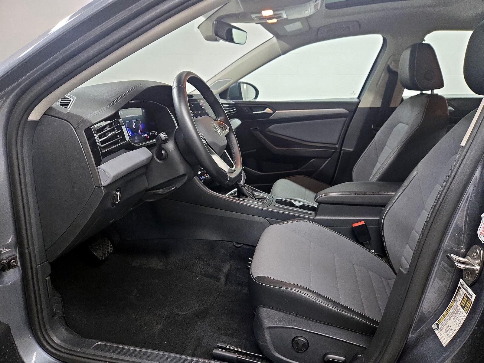 2025 Volkswagen Jetta SE - Photo 12