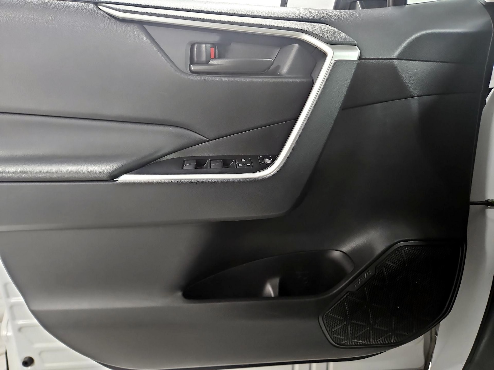 2025 Toyota RAV4 LE - Photo 13