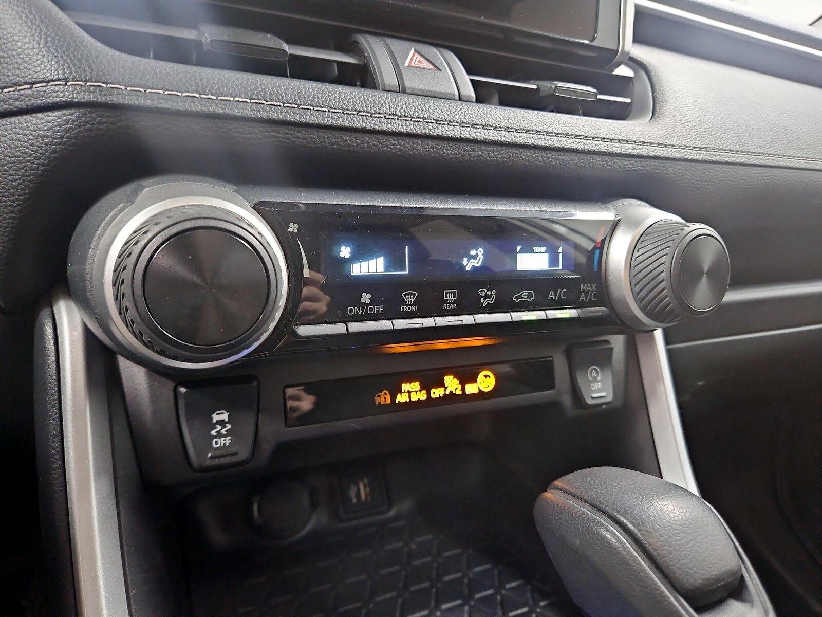 2025 Toyota RAV4 LE - Photo 17