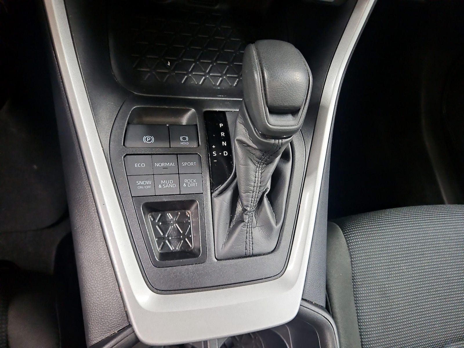 2025 Toyota RAV4 LE - Photo 18
