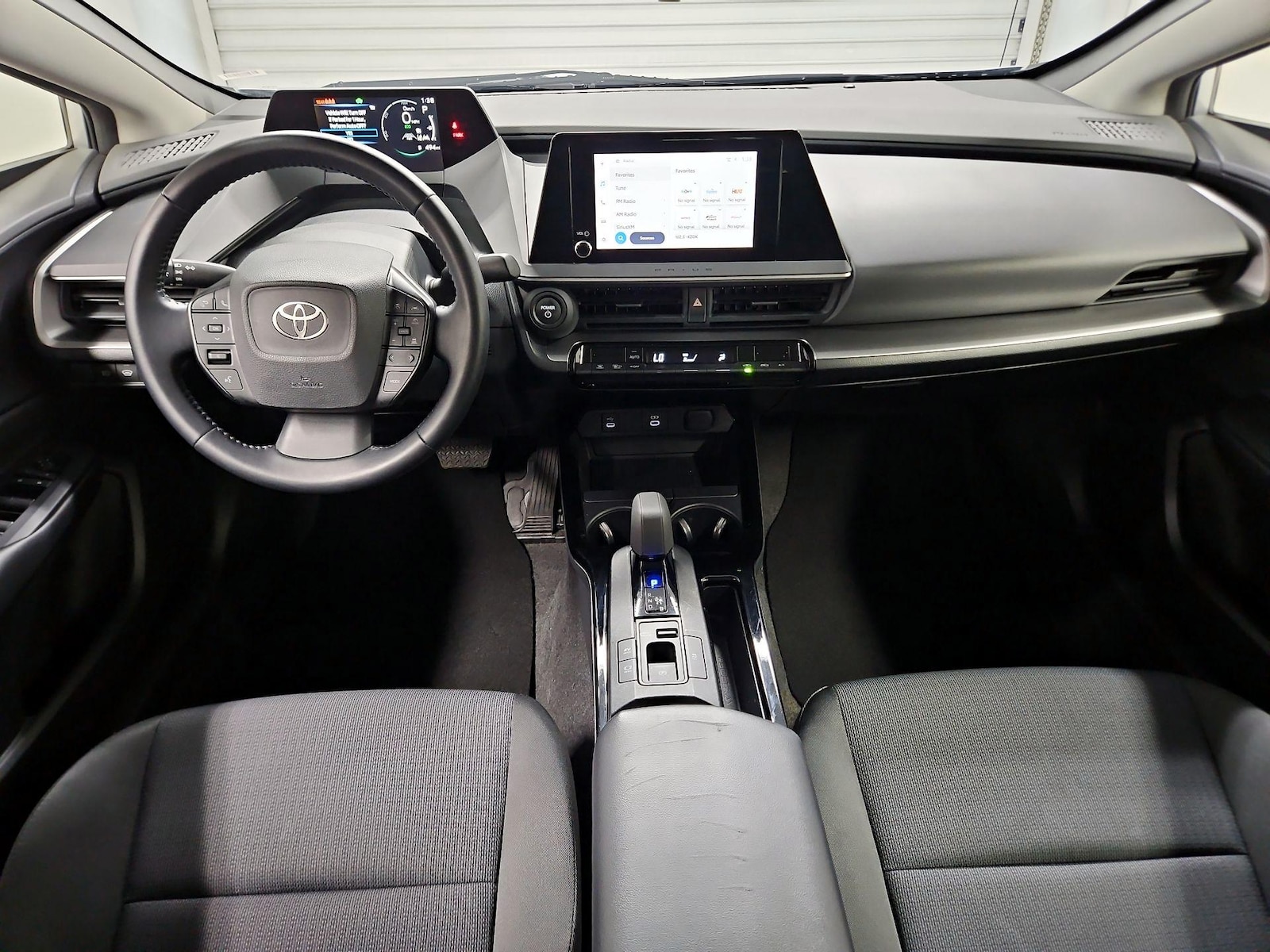 2025 Toyota Prius LE - Photo 10