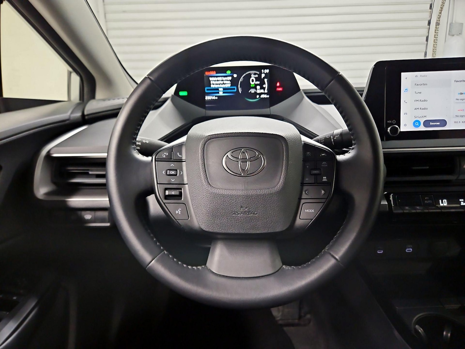 2025 Toyota Prius LE - Photo 11
