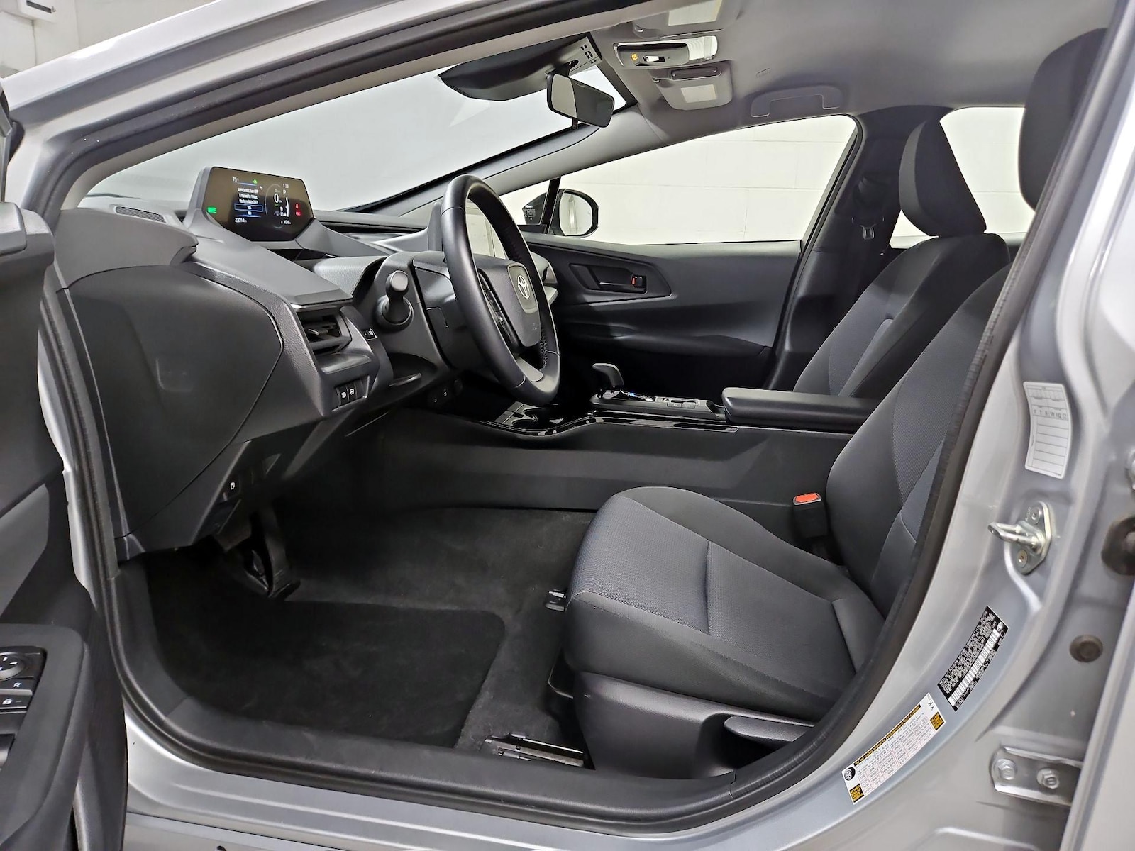 2025 Toyota Prius LE - Photo 12