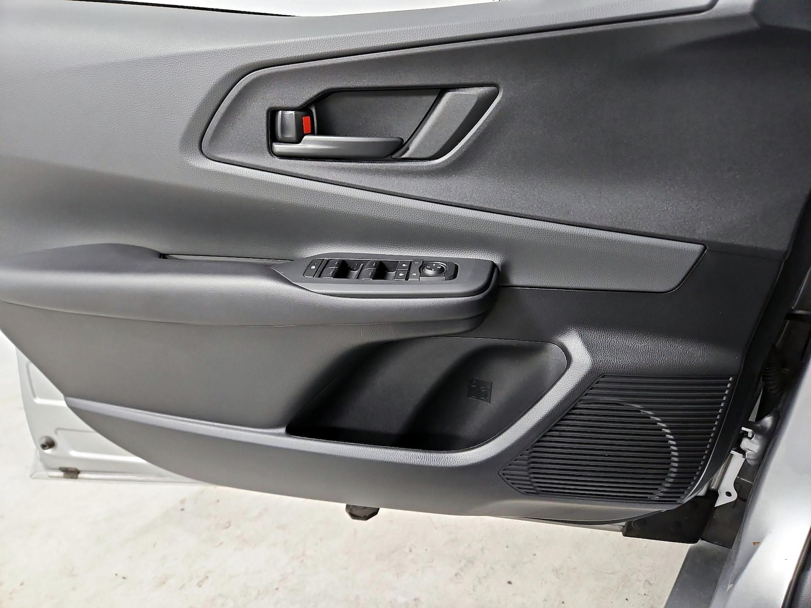 2025 Toyota Prius LE - Photo 13