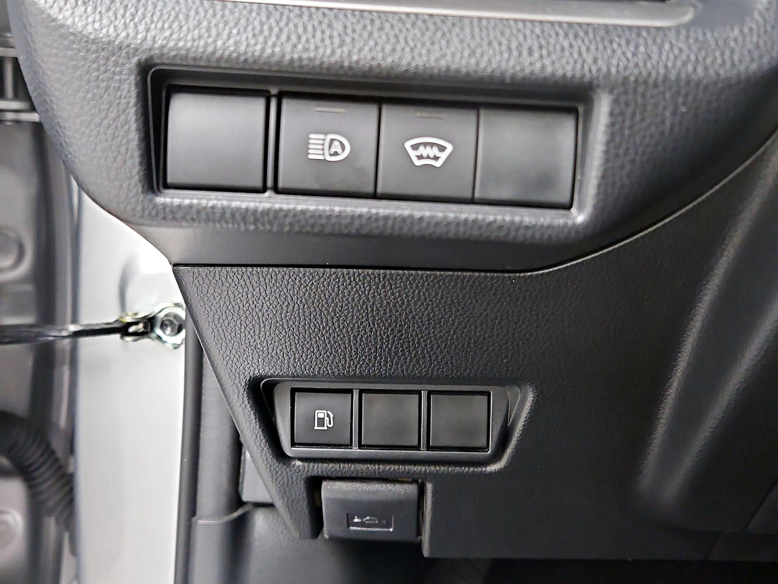 2025 Toyota Prius LE - Photo 14